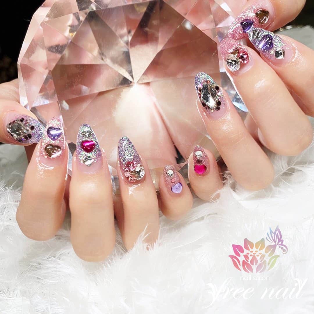 free nail フリーネイルのインスタグラム：「. お客様ネイル💅🏻🌜 . ギラギララブリーネイル💖 . ストーンをたっぷり💎💠💗💜 . ご来店ありがとうございました🙇🏻‍♀️🙇🏻‍♀️🙇🏻‍♀️💗 . #ネイルアート #ジェルネイル #ネイルサロン #大阪ネイルサロン #ネイルデザイン #ネイルチェンジ #ストーンネイル #ビジューネイル #ラメグラデーション #ギラギラネイル #ピンクネイル #パープルネイル #デザインネイル #トレンドネイル #ラブリーネイル #派手ネイル #ロングネイル #秋ネイル #autumnnails #nailsart #nailsdid #美甲 #日式美甲 #日式美甲胶 #日本美甲师 #日本美甲老师 #美甲上课 #日本胶 #フリーネイル #freenail」