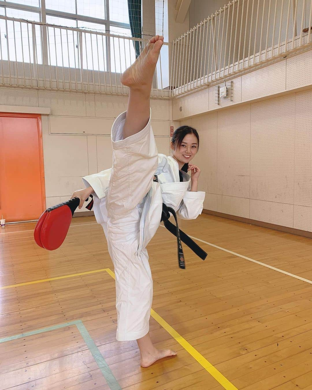 長野じゅりあのインスタグラム：「・ ・ 今日は空手教室で講師をさせてもらいました❤️ ・ めっちゃ緊張したけど楽しかったし、子供たちが可愛すぎた😭😭❤️ ・ またやりたい！！ ・ ・ #空手教室　#空手　#道着　#LWOND #上段げり」