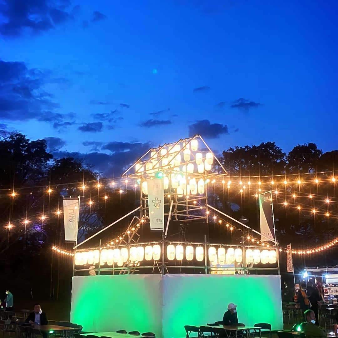 のインスタグラム：「『LANDO SAKURA NIGHT FESTIVAL』記念すべき初開催でした🌸  次回はあなたの街へやって来るかもしれません🏮  @lando.city  #LANDO #landosakura #nightfestival  #フェス #土地の魅力を再演出 #初日は市長も登場 #佐倉市の魅力が満載のイベントでした #LANDO音頭 #一緒に踊ってくれた皆さんありがとうございました #写真3枚目の旅館の若旦那感 #acミラン  #シャツありがとうございました #服部恵美 #寺嶋由芙  #佐倉太鼓衆  #haloat四畳半  #バンプの出身地でもあります #bumpofchicken  #LANDO今後の展開に期待」