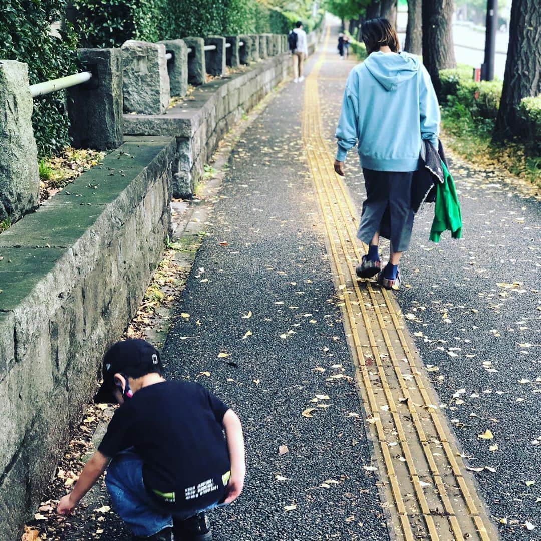 あばれる君のインスタグラム：「どんぐり集め系男子とそれに呆れるハンバーガー系女子‼︎」