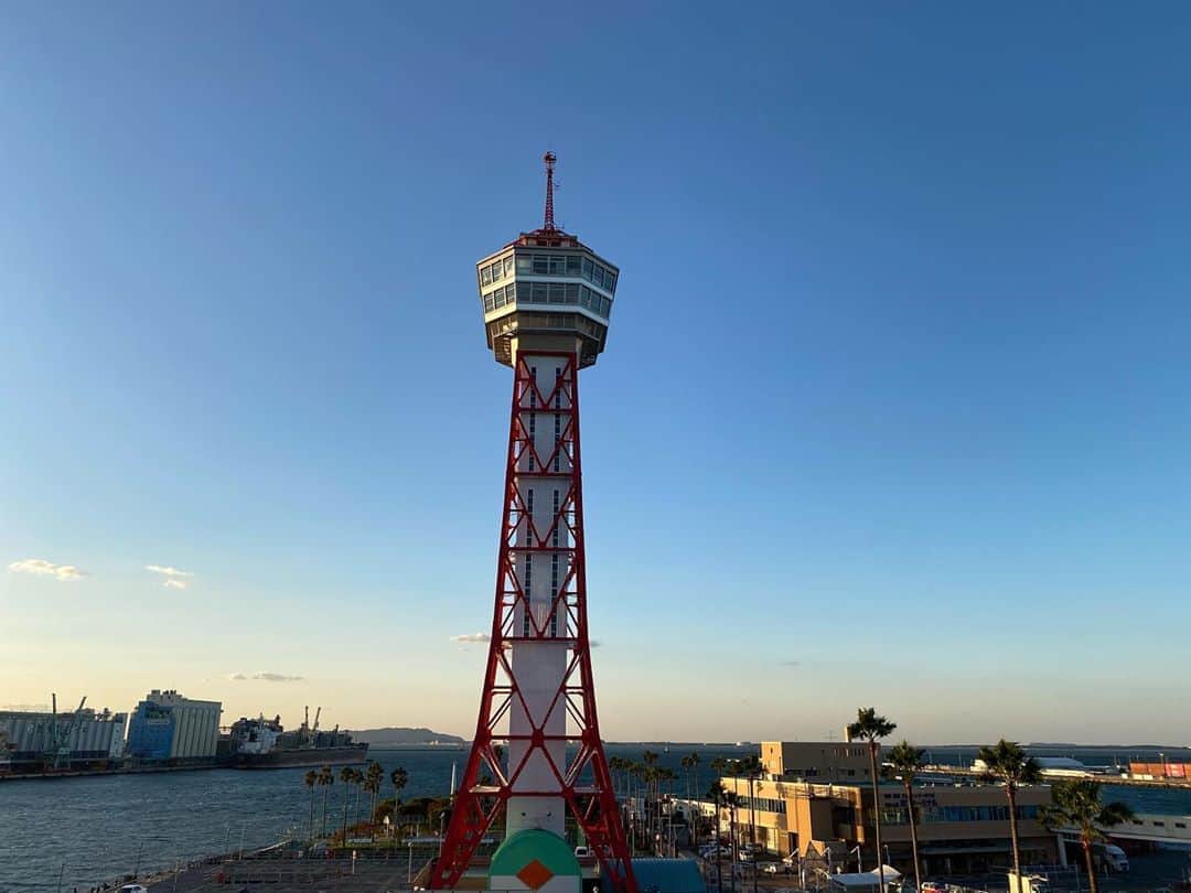 栗田善太郎のインスタグラム：「文化の日もこの後18時からはCROSS FM URBAN DUSK生放送！ 風が強くて冷たいベイサイドよりお送りしまーす！」