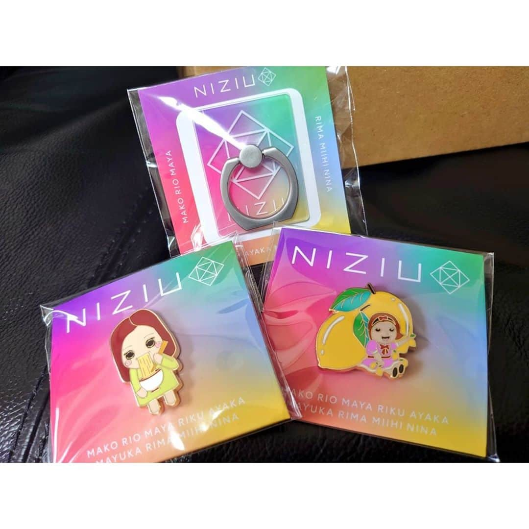 矢田部ゆかさんのインスタグラム写真 - (矢田部ゆかInstagram)「NiziUグッズ第1弾♡  7月1日のファンクラブプレオープン初日に『WithU』『WithU MOBILE』のW会員になりました♡w  箱推しですが 最推しはマコちゃん 二推しはリオちゃん 現在爆上がり中はマユカちゃん＆マヤちゃんです♡ ピンバッジはリマちゃんのラーメンが可愛すぎてつい…🤫  #NiziU #WithU #WithUMOBILE」11月3日 17時20分 - yucaparis93