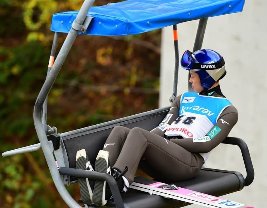 小林陵侑のインスタグラム：「day1 →💤 day2→🥇 day3→🥇 day4→🥴 day5→🥉　　　　swipe👉🏼  Practice for @rawairtournament & @vierschanzentournee 😂😂　 5日間、皆さま沢山の応援ありがとうございました📣 ハードな1週間が終わりました。 さ！冬に向けて！！🤟🏼☃️ #redbull #小林陵侑」