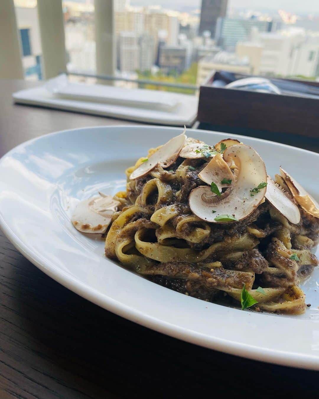 ちゃんうささんのインスタグラム写真 - (ちゃんうさInstagram)「神戸でランチ🍴 ってなんか響きがオシャレって思うの私だけ？🤤 . . #神戸 #ランチ #カニクリームコロッケ #とにかくパスタ食べたい #神戸ランチ #サラダ #グルメ #ちゃんうさ #キャバ嬢 #キャバクラ #ミナミ #ホステス」11月3日 17時23分 - chanusa0927