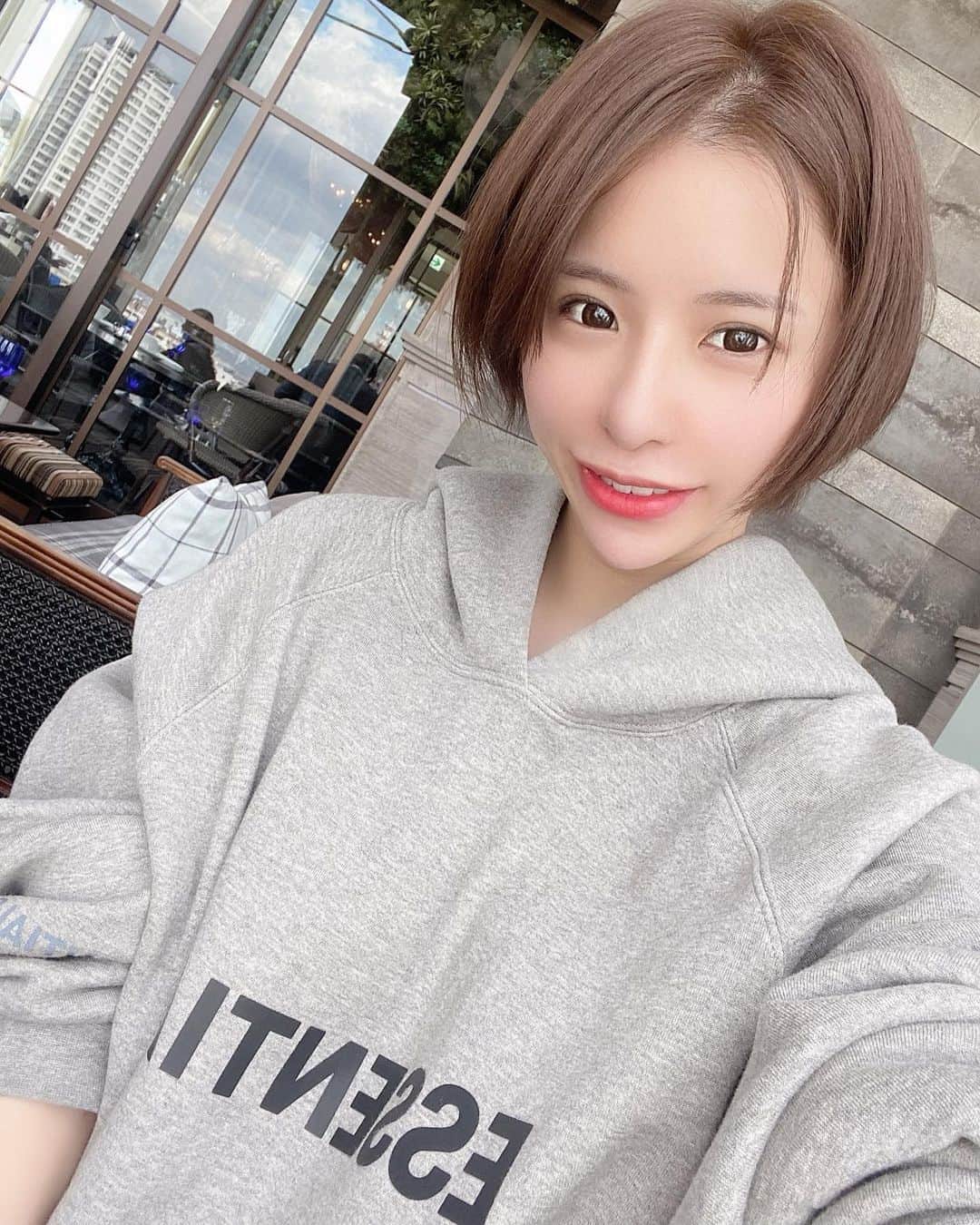 ちゃんうさのインスタグラム：「神戸でランチ🍴 ってなんか響きがオシャレって思うの私だけ？🤤 . . #神戸 #ランチ #カニクリームコロッケ #とにかくパスタ食べたい #神戸ランチ #サラダ #グルメ #ちゃんうさ #キャバ嬢 #キャバクラ #ミナミ #ホステス」