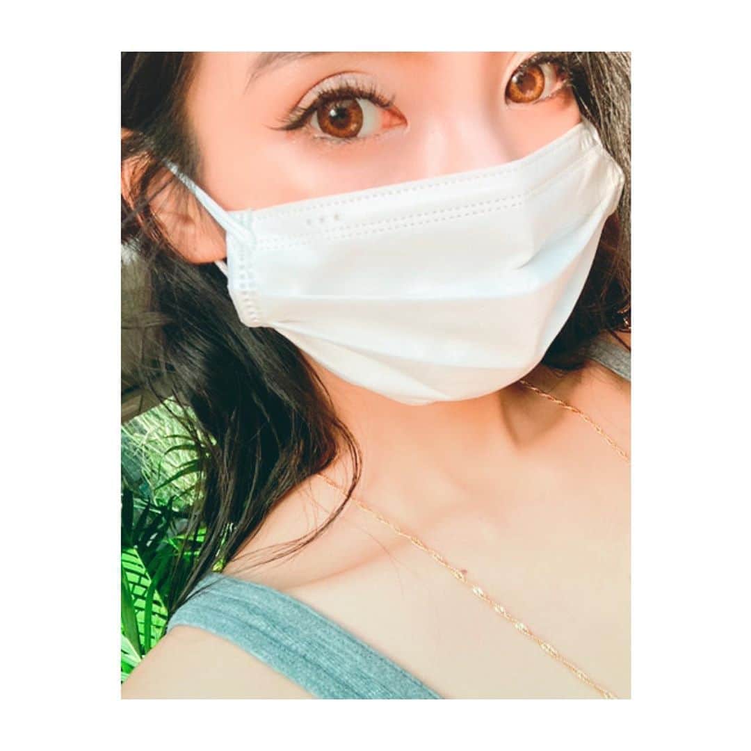のインスタグラム：「💄beauty shoutout💄  最近のインスタライブのときと マツエクリペア前は キャットアイ風にしてます✔︎  かなりおおざっぱに がっつりいくのが最近のキブン。 2枚目の写真のほうが わかりやすいかな👀  筆ペンタイプがおすすめです。  わたしもアイライナー下手だから 参考になるかは わからないけど....  この写真は マツエク一ヶ月半後。  おめぐのマツエクは もちもはんぱない🙌🥰  #BeautyShoutout  #Eyeliner #cateyes  #makeup  #マツエク #💋 #アイライン #お化粧 #最近普段からお化粧してるえらい #原宿ではすっぴんだったのにw #美意識向上委員会 #今日はまだシャワーもあびてない」