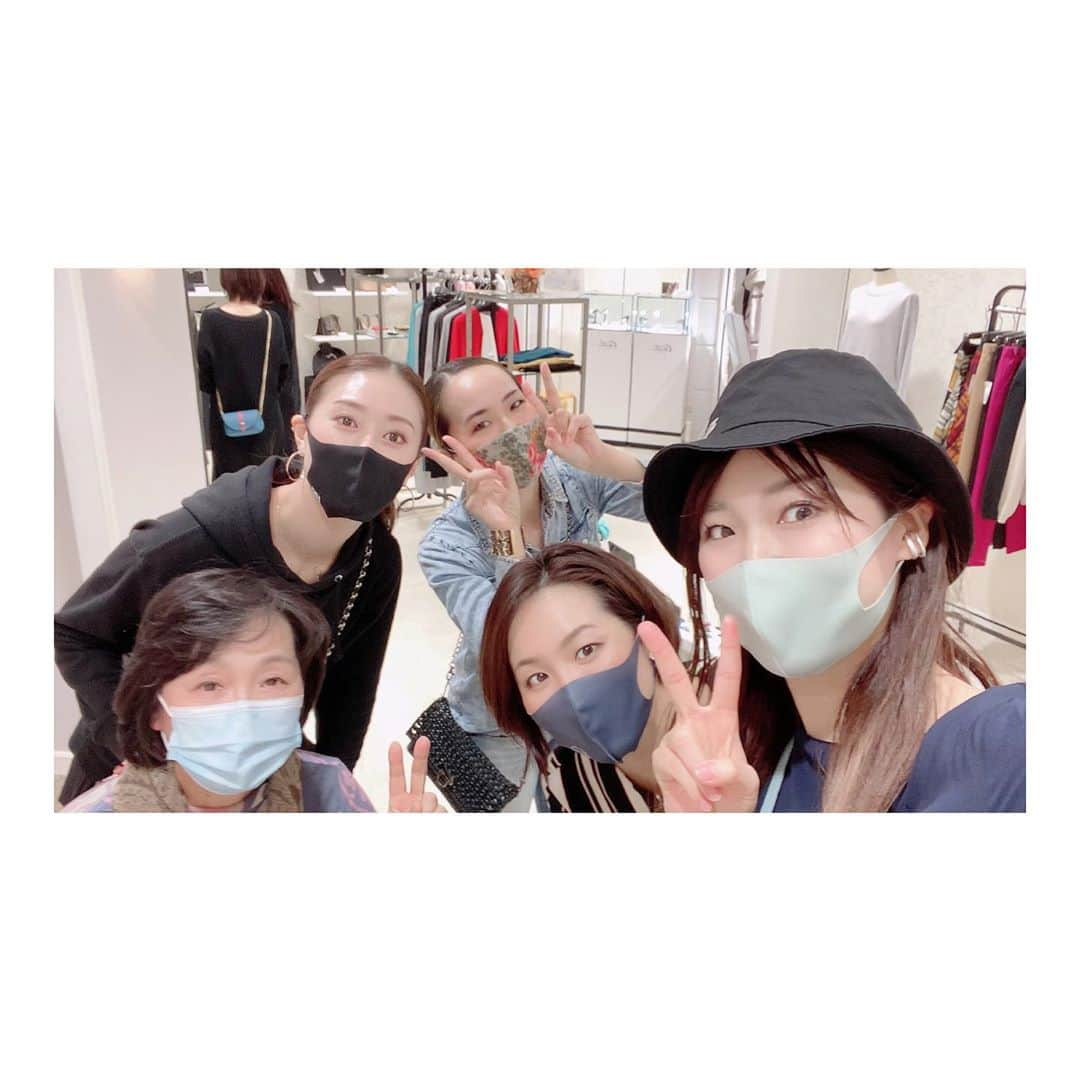 香音有希さんのインスタグラム写真 - (香音有希Instagram)「#日比谷シャンテ #ポップアップストア  D,A,K ,by APPLAUSE JAPAN . . 少しだけですが2日間お手伝いに入らせて頂きました☺️🌈 . 素敵な商品が沢山あるのは勿論なのですが(全部欲しくなる)(お買い物もしちゃいました😂)  大さん、まんちゃん、まいこの キラキラのオーラと華やかさに 訪れるだけで幸せな気持ちになれる、そんな空間 です(*´꒳`*) . 今年は中々人に会うのが困難で OGの皆様にもこの機会に沢山会えた事が嬉しくて。 久しぶりにお顔を見せに来て下さったお客様もいたり、 花組さん観劇後、キラキラしたお顔のまま来てくださる方も多く、 私が元気を頂きました✨✨ パワースポットだ(*´◒`*) . . ポップアップショップは今週日曜日の8日までです。 是非お立ち寄りくださいね🤍 . @dai_hosho_official  @ao_takachi  @maiko_kirara  .」11月3日 17時32分 - kaonyuki_yukako