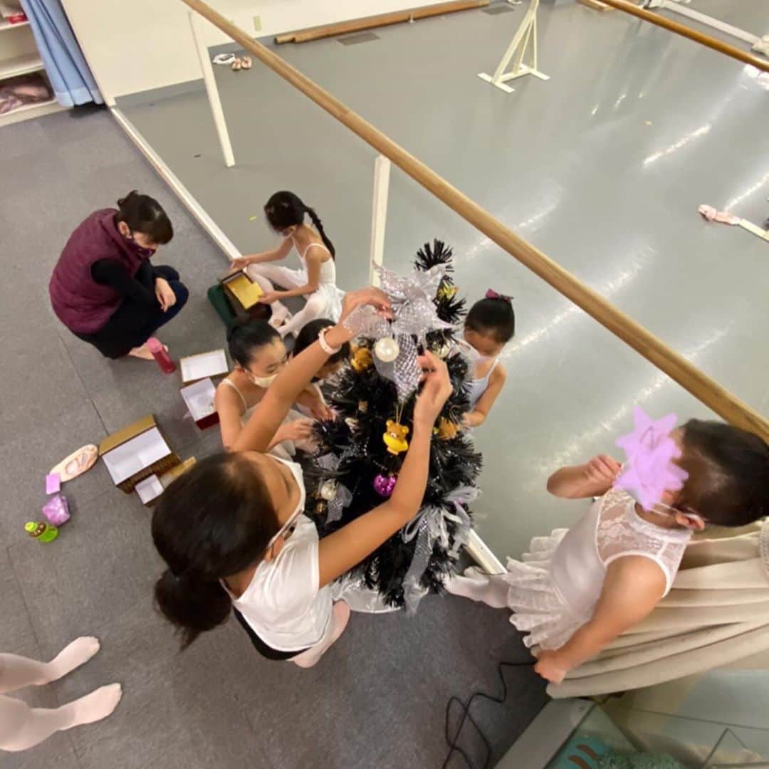 のインスタグラム：「今年のクリスマスツリー🎄担当は、児童ａクラス火曜日チーム🥰🎉  みんなで飾り付けしてくれました😘✨  今日の教師会も、有意義な時間でした。  先ずはランチしながら、プライベートの話など雑談していますが、いつの間に生徒たちの話になっています。  良いチームワークだなぁ💕と思います😊  次の発表会の事も話題にのぼりました。  指導していくとは、「目を向けているよ」と伝えながら待つことでもある。  気持ちにゆとりのある教師陣が、頼もしいです☺️  #Ballet #Dancer #バレエ #バレエダンサー #芸術 #芸術観賞 #舞台 #stage #美の世界 #四ッ谷 #Iwaki Ballet Company #バレエスタジオ #バレエ教師 #バレエ教室 #美しい #楽しい #人生 #教育 #待つこと #見守る #愛しい #生徒 #井脇幸江」