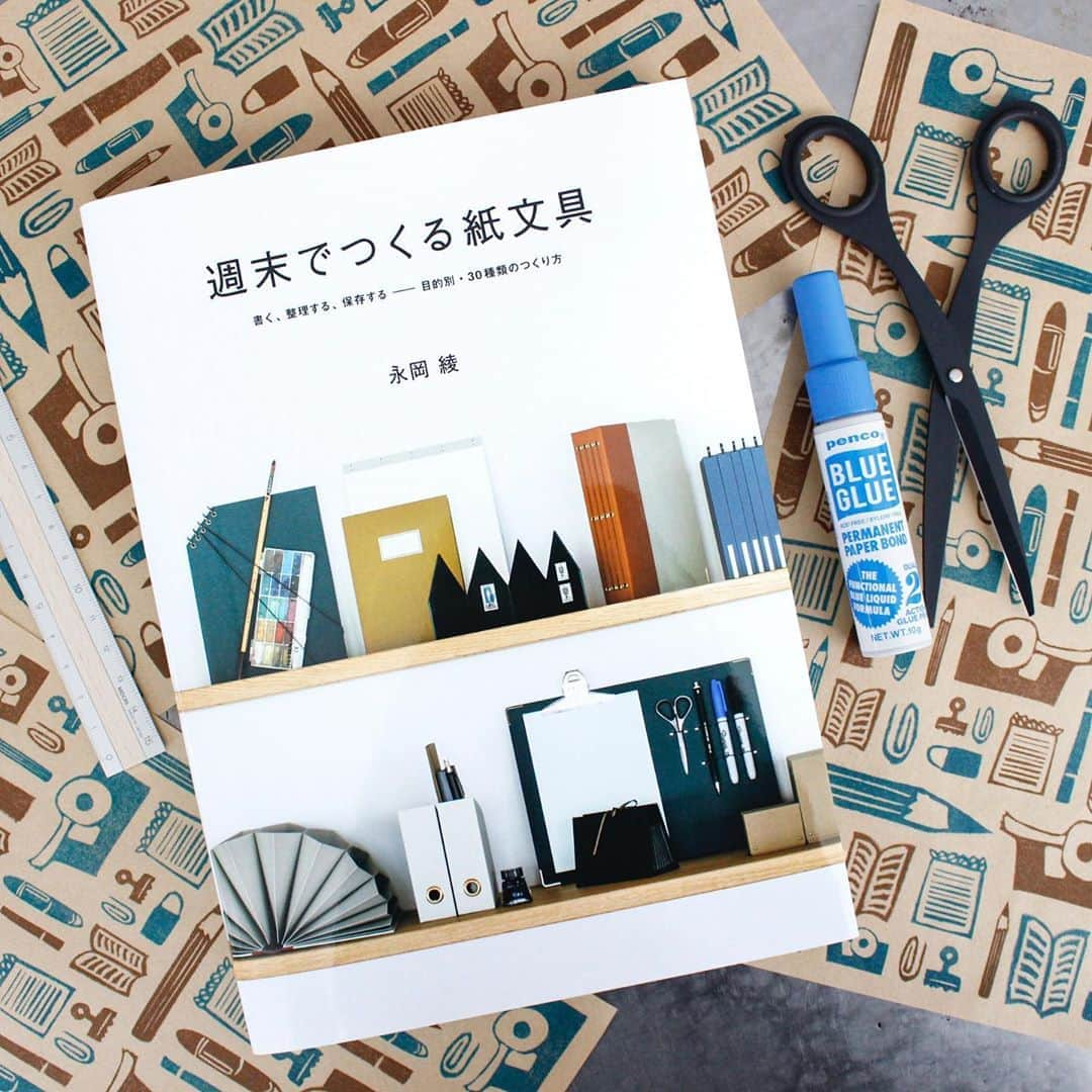 手紙社さんのインスタグラム写真 - (手紙社Instagram)「【GOOD MEETING ：11/21（土）永岡綾「週末で作る紙文具ワークショップ〜コプティック装のノート」＊残席僅か】﻿ ﻿ 「コプティック装」という製本方法をご存知ですか？　なんでも「コプティック装」とは、とても古い製本様式のひとつで、なんと２世紀頃（！）にコプトの人々（エジプトのキリスト教徒）がはじめたものなのだそうです。﻿ ﻿ そんな「コプティック装」を使ったノートを作るオンラインショップを、11/21に開催。表紙と本文を、のりを使わず糸だけでつないでいくこの技法は、背の糸がチェーンステッチとなり、愛らしいアクセントになります。残席わずかですのでご希望の方はお早めにお申込みください。﻿ ﻿ オンラインはなんだか難しそう…という方も、実は講師の手元のアップを一番わかりやすい角度で見られたり、各自ご自宅で揃えた道具を使っていただくため、復習もしやすく技術が身につきやすかったりと、おすすめのワークショップですのでぜひ体験してみてくださいね。連続講座ではないので5回目、6回目のみといった単発受講も大歓迎です！﻿ ﻿ ＜「永岡綾『週末でつくる紙文具』ワークショップ・開催概要＞﻿ 日時：2020年11月21日（土）9:30〜12:00﻿ 参加費：一般 ¥4,900（税込）/ 部員 ¥4,700（税込）﻿ 　＊キット・送料込、税込（カーブ針以外の道具はご用意いただきます）﻿ 受付期間：受付中～11月12日（木）9:00﻿  ﻿ スケジュール予定）﻿ 第1回　2020年6月20日（土）「おうち型の蛇腹帖」＜終了＞﻿ 第2回　2020年7月19日（日）フランス装のミニコラージュブック＜終了＞﻿ 第3回　2020年8月30日（日）　 ドイツ装のノート＜終了＞﻿ 第4回　2020年10月10日（土）　 ロウビキのノート＜終了＞﻿ 第5回　2020年11月21日（日）　コプティック装のノート﻿ 第6回　2020年12月12日（土）予定　 星のオーナメントブック﻿  ﻿ ▶︎詳しくは「@tegamisha」プロフィールのハイライト「GOOD MEETING」より公式サイトへ﻿ ﻿ ▶︎手紙社オンラインショップにて書籍『週末でつくる紙文具』（永岡 綾／グラフィック社）取扱中﻿ @tegamisha プロフィールのリンク「手紙社公式サイト」内「手紙社オンラインショップ」>「GOOD MEETING」からご覧いただけます。﻿ ﻿ ◎GOOD MEETINGって何？﻿ 手紙社が敬愛する作り手やお店のオーナー、書き手やパフォーマー、あらゆるジャンルの気になる方々をナビゲーターにお迎えして、オンライン上で講座やワークショップ、部活動的な集い、暮らしにまつわる情報交換を行う場です。﻿ ﻿ #手紙社#手紙舎#tegamisha#GOODMEETING#グッドミーティング#zoom#zoomレッスン#zoom講座#オンライン講座#オンラインイベント#オンライン#オンライン配信#オンライン開催#オンラインレッスン#リモート﻿ #永岡綾 #週末でつくる紙文具 #製本 #ワークショップ #コプティック装  @weekend.bookbinder」11月3日 17時26分 - tegamisha