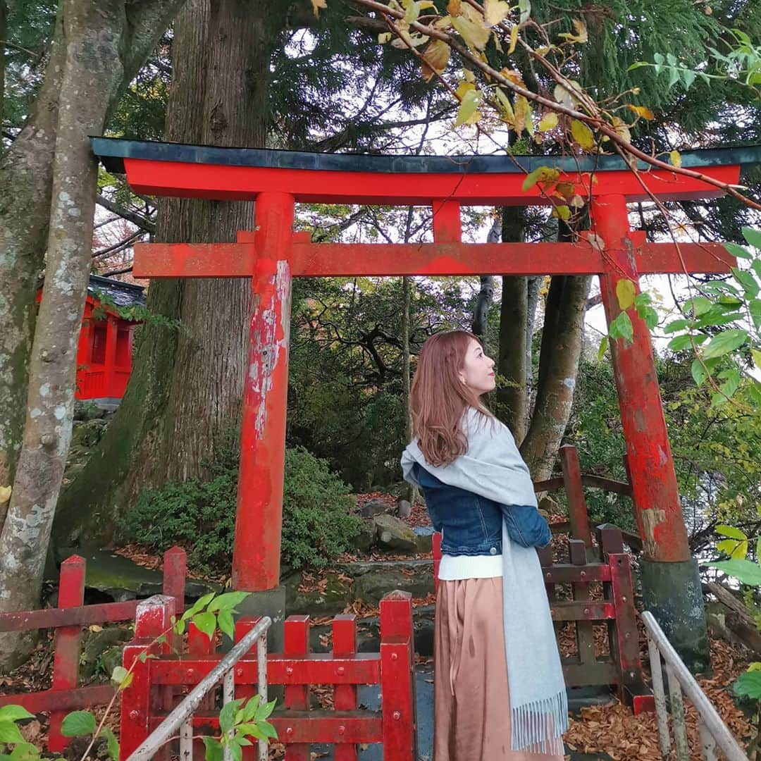 杉山由紀子さんのインスタグラム写真 - (杉山由紀子Instagram)「とうとうきた❤❤❤ * 九頭龍神社⛩ in 箱根 今回はチャーターで舟で芦ノ湖から♫♫ * 紅葉もすこしみれてHAPPY❤ * * #今年やりたかったこと #夢リスト #実現 #九頭龍神社 #箱根 #神社 #神様」11月3日 17時26分 - yukikosugiyama