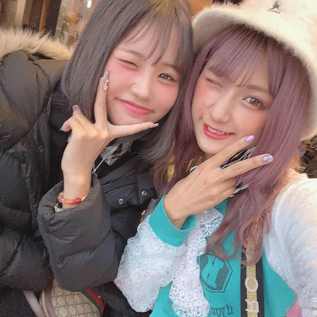 しなこさんのインスタグラム写真 - (しなこInstagram)「おしゃランチday💗 . あいなんとほぼ1年ぶりに会ったよ🥺 可愛すぎたわ( ⸝•ᴗ•⸝)♡ TikTokもとってのせたからみてね‪✌︎( ˶˙º̬˙˶ )୨⚑︎ . 今日履いてるジーパン、最近ほぼ毎日はいてるwww 脚長く見えるし後ろが レースアップ？になってて可愛いんだよお @belle_cawaii さんのだよ🌸」11月3日 17時26分 - ssshinako