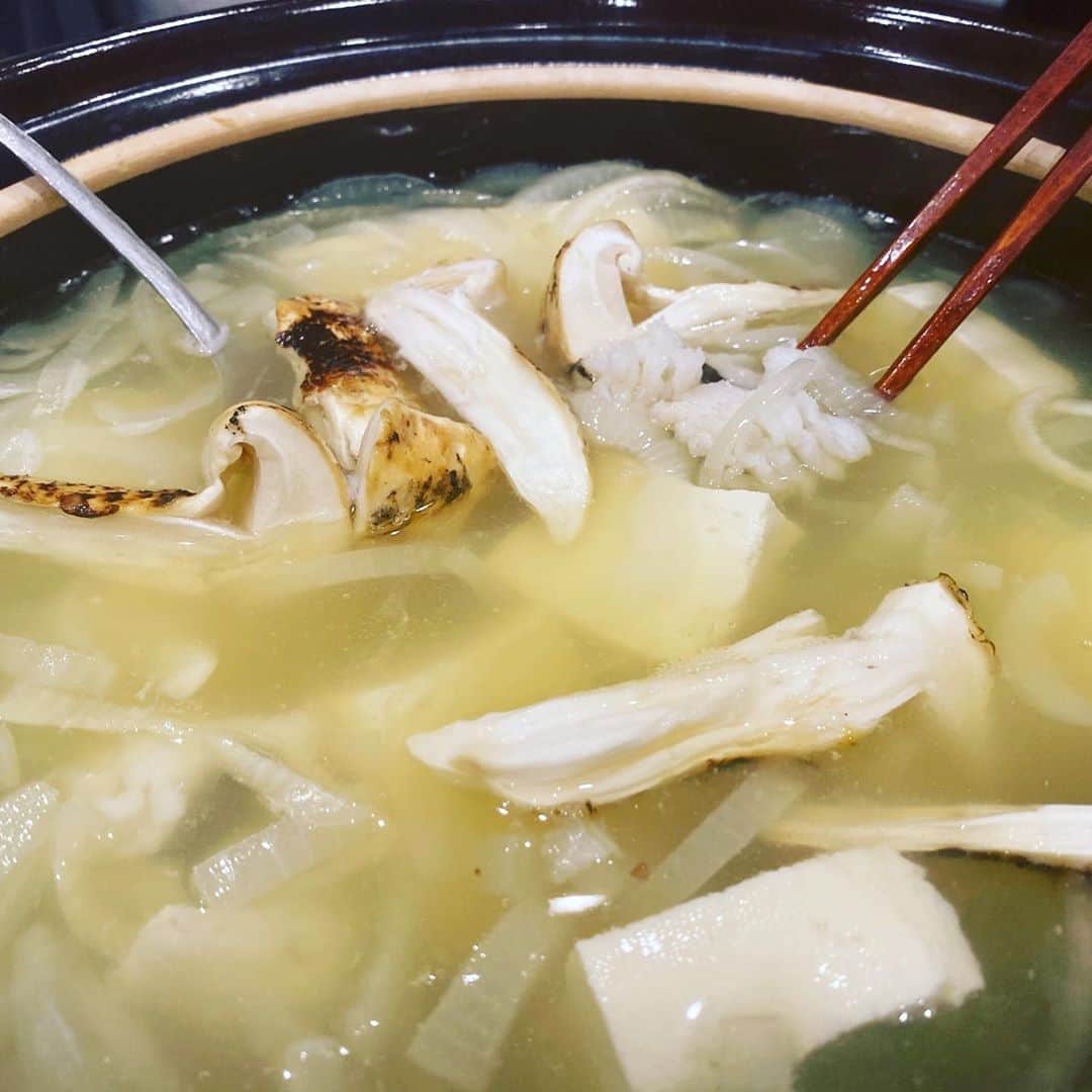 栗原友さんのインスタグラム写真 - (栗原友Instagram)「昨夜のハモしゃぶは最高でした。鱧で丁寧に出汁をとって、玉ねぎと豆腐、松茸と一緒にしゃぶしゃぶして煎り酒でいただきました。しゃぶしゃぶすればするほど鱧から黄金の脂が滲み出てスープが黄金色に！ ご注文お待ちしております ‼️ @kuritomo_shouten」11月3日 17時28分 - kuri__tomo