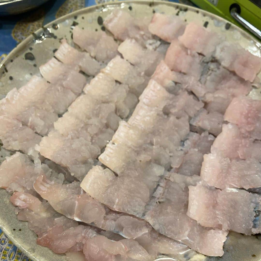 のインスタグラム：「昨夜のハモしゃぶは最高でした。鱧で丁寧に出汁をとって、玉ねぎと豆腐、松茸と一緒にしゃぶしゃぶして煎り酒でいただきました。しゃぶしゃぶすればするほど鱧から黄金の脂が滲み出てスープが黄金色に！ ご注文お待ちしております ‼️ @kuritomo_shouten」
