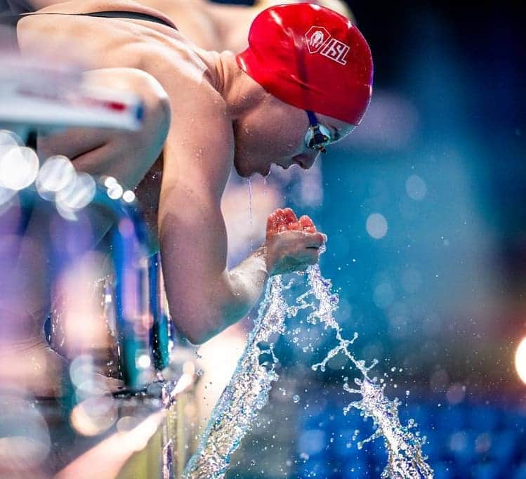 フェムケ・ヘームスケルクのインスタグラム：「The holy water of Budapest💧 So grateful to be here 🤩 Great win yesterday with my @energystandard team!!! ❤️⚡ . . . #AquaPower #ISL2020 #EnergyStandard  📸 : @minekasapoglu ❤️」