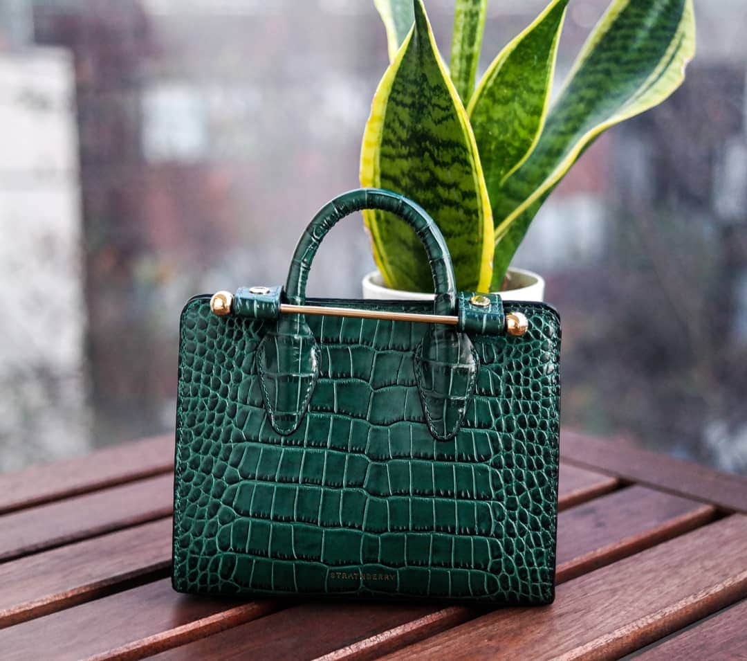 Miyu Toyonagaのインスタグラム：「🌿🌿Fall in love with this new striking green color　@strathberry  大好きな#ストラスベリー より新作が出ました。  深みのあるラグジュアリーなクロコダイル🌵  11月27日から30日までブラックフライデーセールがあるみたいなので是非チェックしてみてください🙏💕」