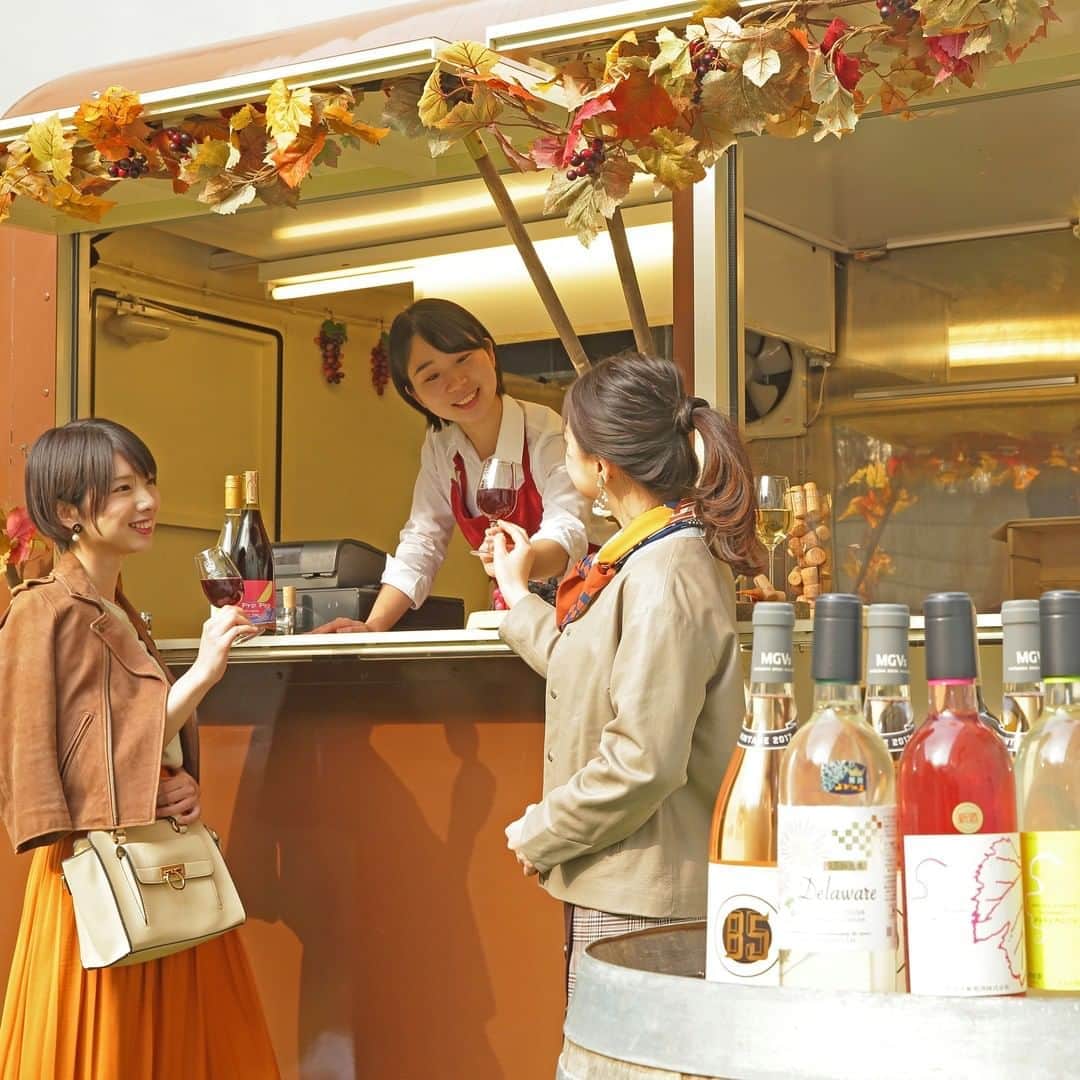 星野リゾートさんのインスタグラム写真 - (星野リゾートInstagram)「【秋の施設紹介】 リゾナーレ八ヶ岳 - RISONARE Yatsugatake   日本有数のワインの産地、山梨県・長野県の県境に位置する、ワインリゾートです。メインダイニング「OTTO SETTE」では、旬の食材と日本ワインの料理のマリアージュが体験できます。イタリアの山岳都市をイメージした施設内には、暮らすように寛げる客室を備え、自然を感じられるアクティビティも充実しています。    A wine resort that lets you enjoy the nature’s gift at Yatsugatake with elegance.   ▼おすすめのポイント▼  ①八ヶ岳の雄大な自然と土地のワインを楽しむリゾートホテル  ②高原の林道を馬と一緒にゆっくり進む紅葉乗馬  ③いつもと違う紅葉狩り  #HoshinoResorts #星野リゾート #Risonare #リゾナーレ  #RisonareYatsugatake #リゾナーレ八ヶ岳  #Yamanashi #Yatsugatake #Kiyosato #山梨県 #八ヶ岳 #北杜市 #清里  #山梨旅行 #JapaneseHotels #travelJapan #ig_Japan  #JapanTravel」11月3日 17時31分 - hoshinoresorts.official