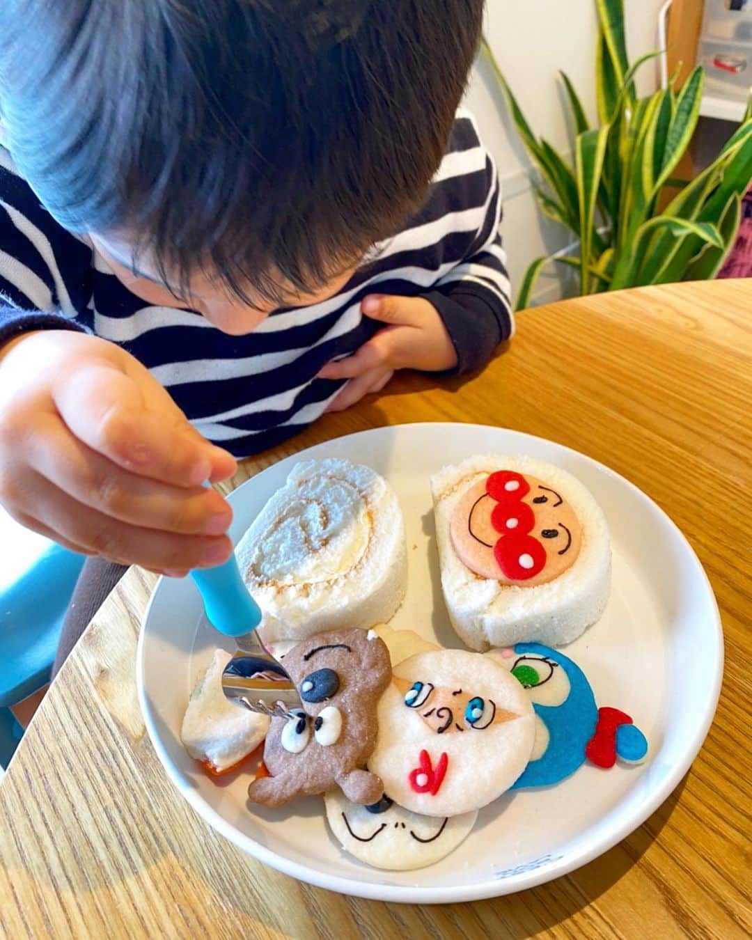 藤田志穂さんのインスタグラム写真 - (藤田志穂Instagram)「少し過ぎちゃったけど、じぃじばぁばが集まってくれて3歳のお祝い👦㊗️ ・ アレルギー対応のオーダーケーキも頼んだ事あるけど、ここの卵不使用のロールケーキは大人も美味しく食べれる🤤 ・ なので 今年は卵不使用のロールケーキに、アレルギー対応のオーダークッキーを別で頼んで散りばめてみた🙌 ・ クッキーの盛り付けセンスは置いといて😂 ・ 息子の大好きなキャラクターばかりだから、興奮するかと思いきや。。。 ・ 無言でクッキーを破壊しだした🤣 ・ 最後は見るも無残な姿になったアンパンマンたち。。。 ・ そのバラバラになったクッキーを「食べやすくなったわ〜」と言わんばかりにパクパク食べていました😂 ・ #3歳 #おめでとう🎉 #アンパンマンケーキ #アレルギーっ子  #卵アレルギー #大豆アレルギー #魚介アレルギー #ナッツアレルギー #むしろ #何でもアレルギー #アレルギー対応 #ロールケーキ #菓子乃季  #オーダークッキー #ミニヨン手作り工房カワムラ  #地蔵タイプ #ちびっこジャイアン #結局ほぼ完食 #豊かな1年になりますように🙏」11月3日 17時32分 - shiho_fujita44