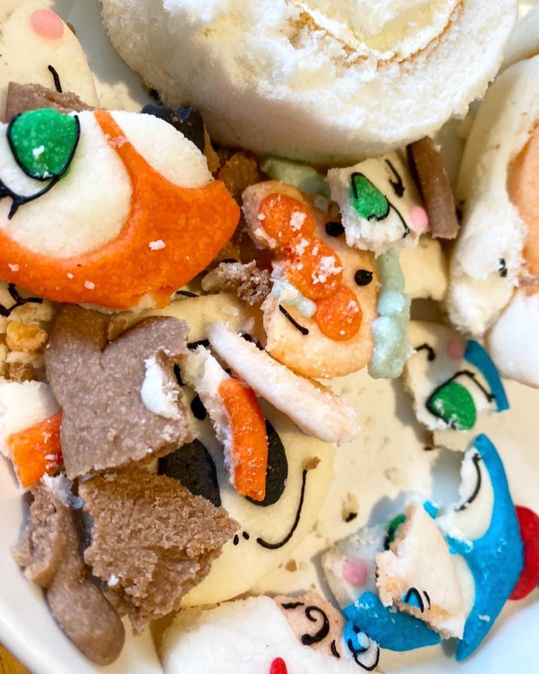 藤田志穂さんのインスタグラム写真 - (藤田志穂Instagram)「少し過ぎちゃったけど、じぃじばぁばが集まってくれて3歳のお祝い👦㊗️ ・ アレルギー対応のオーダーケーキも頼んだ事あるけど、ここの卵不使用のロールケーキは大人も美味しく食べれる🤤 ・ なので 今年は卵不使用のロールケーキに、アレルギー対応のオーダークッキーを別で頼んで散りばめてみた🙌 ・ クッキーの盛り付けセンスは置いといて😂 ・ 息子の大好きなキャラクターばかりだから、興奮するかと思いきや。。。 ・ 無言でクッキーを破壊しだした🤣 ・ 最後は見るも無残な姿になったアンパンマンたち。。。 ・ そのバラバラになったクッキーを「食べやすくなったわ〜」と言わんばかりにパクパク食べていました😂 ・ #3歳 #おめでとう🎉 #アンパンマンケーキ #アレルギーっ子  #卵アレルギー #大豆アレルギー #魚介アレルギー #ナッツアレルギー #むしろ #何でもアレルギー #アレルギー対応 #ロールケーキ #菓子乃季  #オーダークッキー #ミニヨン手作り工房カワムラ  #地蔵タイプ #ちびっこジャイアン #結局ほぼ完食 #豊かな1年になりますように🙏」11月3日 17時32分 - shiho_fujita44
