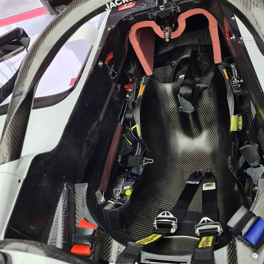 ロマン・グロージャンのインスタグラム：「4 to go in this office... Doesn't win, not comfy but I'll miss it!」