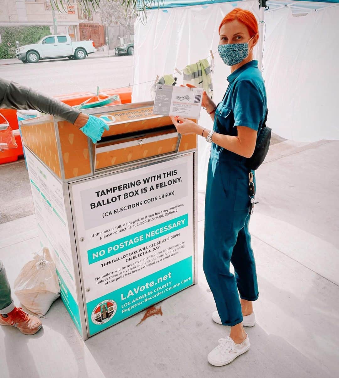 フィービー・ダールのインスタグラム：「The most important damn thing I’ve done all year!! Get out and VOTE!!」