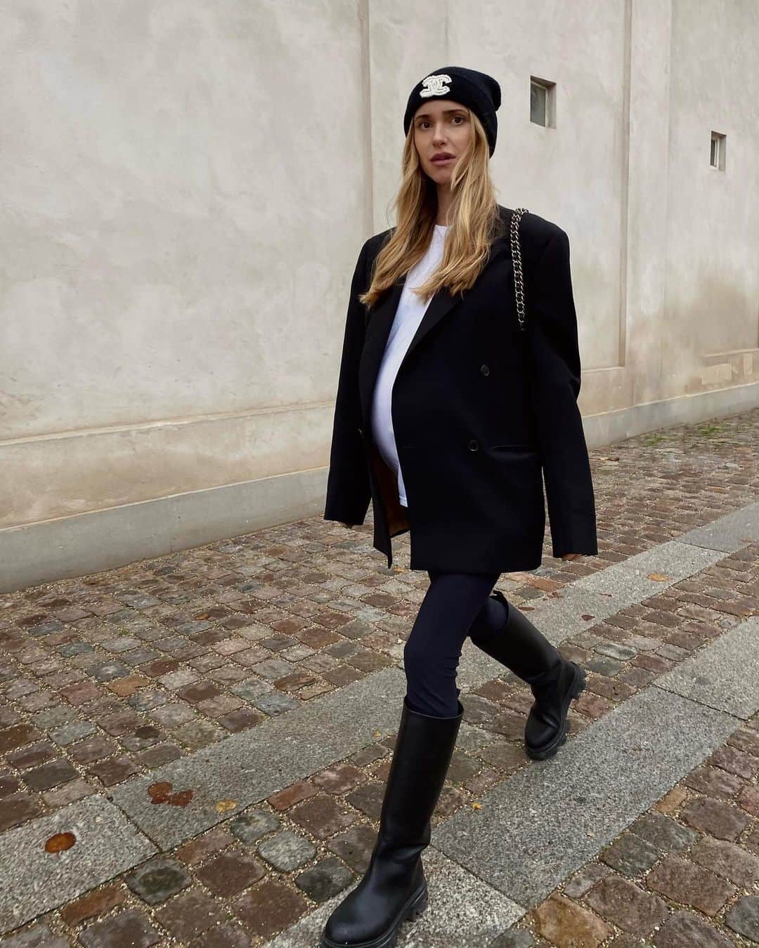 ペニーレ・タイスベックのインスタグラム：「Major Blazer - borrowed from my man with plenty of room for two🖤🖤」
