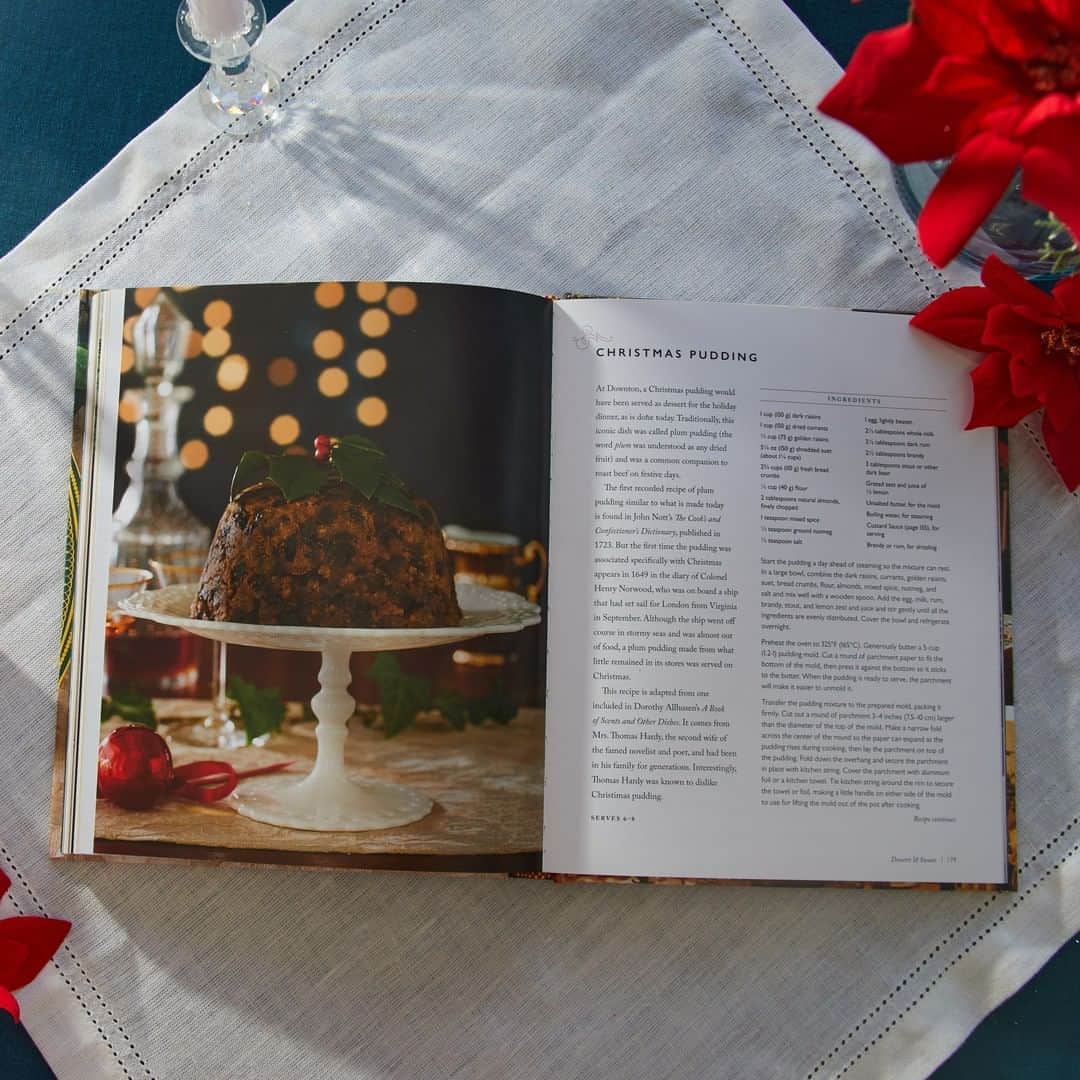 ダウントン・アビーさんのインスタグラム写真 - (ダウントン・アビーInstagram)「The Official Downton Christmas Cookbook is available now! Learn to make holiday savouries, sweets, and set a luxurious holiday table! Order Now: hyperurl.co/8q1ls7 @weldonowen #DowntonAbbey #DowntonAbbeyCookbook」11月4日 3時01分 - downtonabbey_official