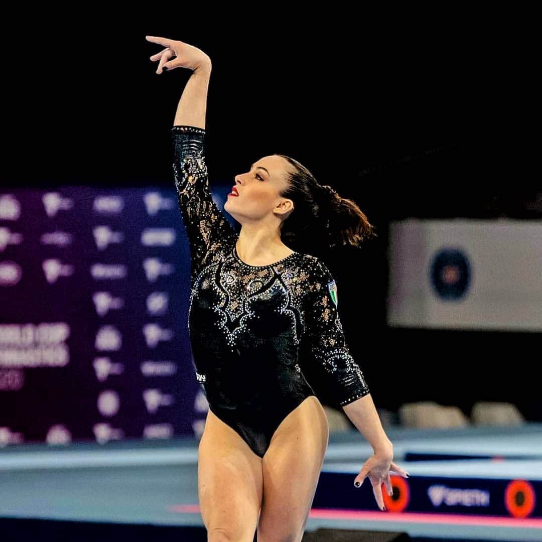 バネッサ・フェラーリのインスタグラム：「🔴Vi comunico che NON GAREGGERÓ ai Campionati Assoluti nel fine settimana🔴 "ho sempre dato quel qualcosa in più per arrivare ai risultati ma questa volta..."  Trovate tutte le motivazioni nell'articolo che ho scritto sul mio blog, andate a leggerle❣️😘 (link in Bio e Story) www.vanessaferrari.com   #vanessaferrari #gymnastics #ginnasticaartistica #italiateam」