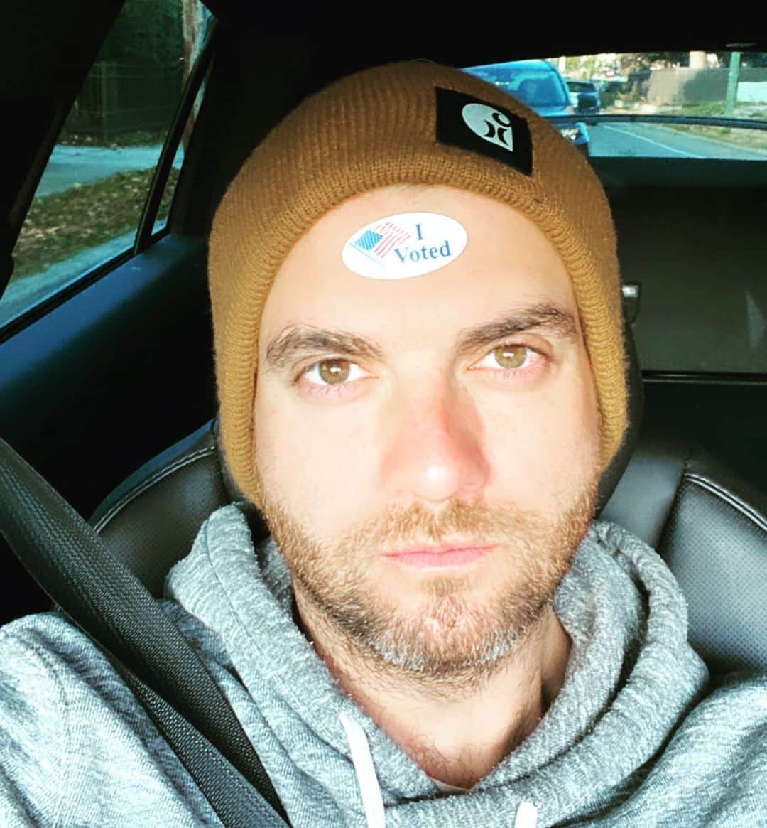 のインスタグラム：「very fortunate to live in a country where i am able to vote for my future, along with what i believe to be the best future for the  coming generations. hope all who were able to did the same. spread love today no matter what, rise above all that other shit and short-sightedness, be kind, be compassionate. love you all. i need my eyebrows trimmed.」