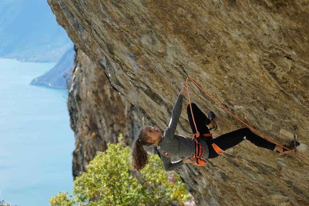 カタリーナ・ザーヴァインさんのインスタグラム写真 - (カタリーナ・ザーヴァインInstagram)「The @austriaclimbing youngstars crushing in Arco 🧗‍♀️💪🙌  As always coaching them, watching them climb and spending time with them was awesome!   #almvoelle #teamaustria #lovemyjob #loveclimbing」11月4日 2時59分 - katha_saurwein