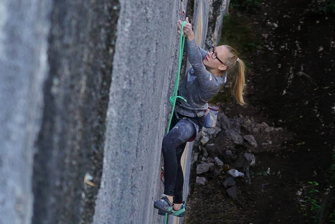 カタリーナ・ザーヴァインさんのインスタグラム写真 - (カタリーナ・ザーヴァインInstagram)「The @austriaclimbing youngstars crushing in Arco 🧗‍♀️💪🙌  As always coaching them, watching them climb and spending time with them was awesome!   #almvoelle #teamaustria #lovemyjob #loveclimbing」11月4日 2時59分 - katha_saurwein