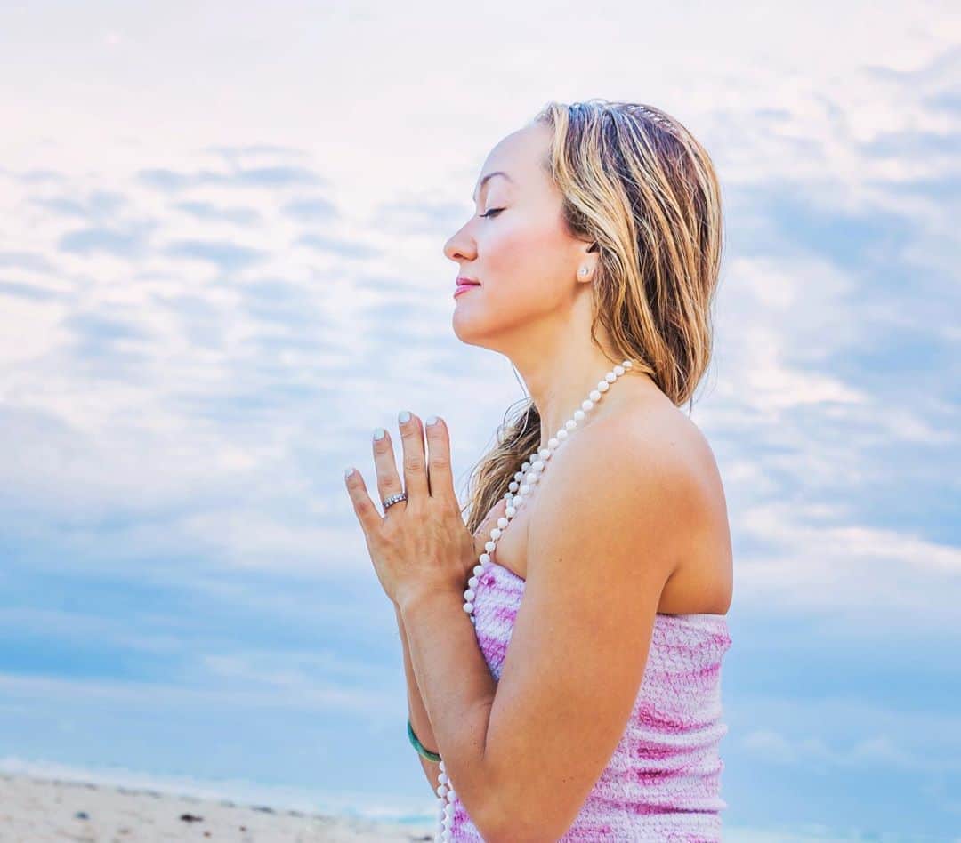 キノ・マクレガ―のインスタグラム：「A prayer of peace 🙏 _ What unites us is greater than what divides us. It is and always has been, even though we often forget about our same-ness. _ The love that binds us is more powerful than the hate that sometimes finds us. We are all at our best when compassion and wisdom guide our actions.  _ Be kind to yourself, and in turn, be kind to others.  _ Forgive yourself, and in turn forgive others. _ There is no solitary path to peace. We are in it together, for the long journey, the winding road that leads back home.  _ #practiceyogachangeyourworld #onebreathatatime  _ Practice me Wednesday’s at 1 pm LIVE only on @omstarsofficial  🙏💕」