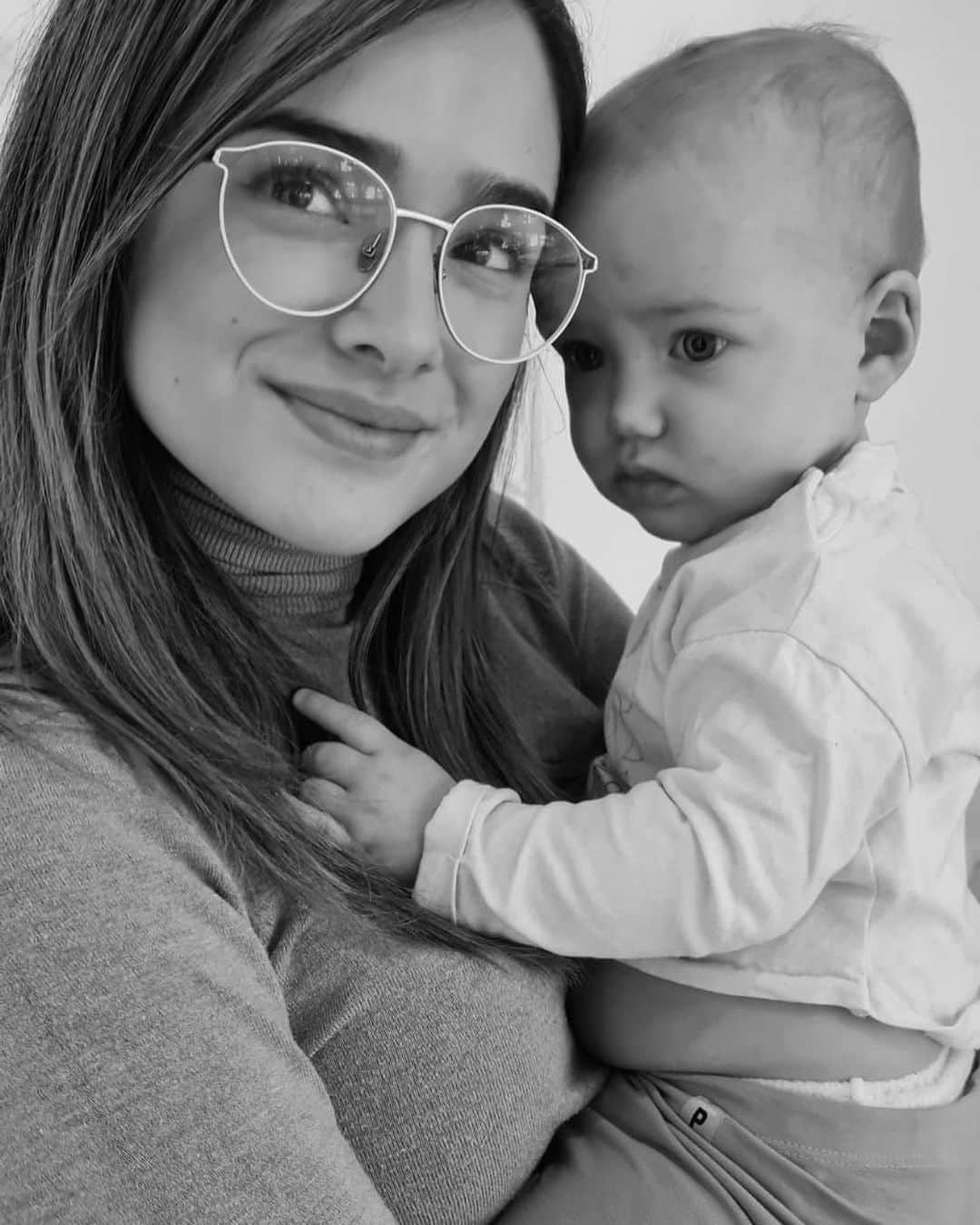 チャチー・ゴンザレスのインスタグラム：「It’s the mini plumber belly for me 🖤 (All of her top teeth are about to pop through and she isn’t feeling so well because of it. Breaks my heart to not see her like herself but I’m not minding the extra cuddles!) 🤍」