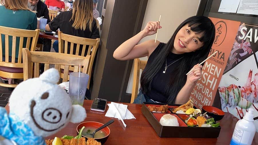 まりかさんのインスタグラム写真 - (まりかInstagram)「hungry for Japanese bento box😎with my buddy Buusan. #japanesefood  #japanesegirl #buusan #model #penthousepet #kawaii #littletokyo  #little東京   お仕事後、 リトル東京でランチ。」11月4日 3時04分 - maricahase