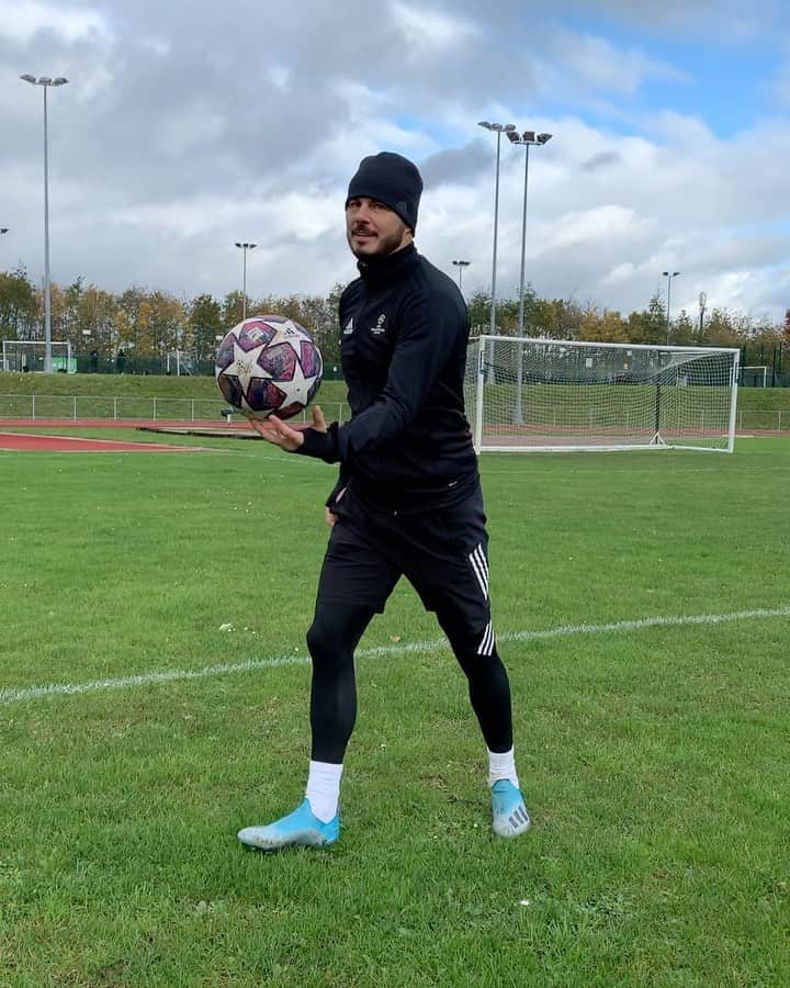 F2Freestylersのインスタグラム：「Little cheeky way to get the ball off the floor 🤪」