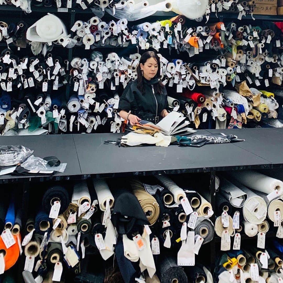 Bergdorf Goodmanさんのインスタグラム写真 - (Bergdorf GoodmanInstagram)「BEHIND THE BRAND 🧵 In the next installment of Bergdorf Goodman’s Behind The Brand series, where we explore and showcase the various individuals, craftsmen, and talent behind our beloved brands; @sacaiofficial Creative Director Chitose Abe gives us a glimpse inside the brand’s atelier to discuss their latest collection. “It was really about how the clothes flow when you’re walking. I wanted to think beyond the three dimensions and incorporate movement. Also, every person has a feminine side and a masculine side, that’s what I wanted to bring up in this collection.” Shop @sacaiofficial now in store on 3 and online at BG.com. #BGBehindTheBrand」11月4日 3時07分 - bergdorfs