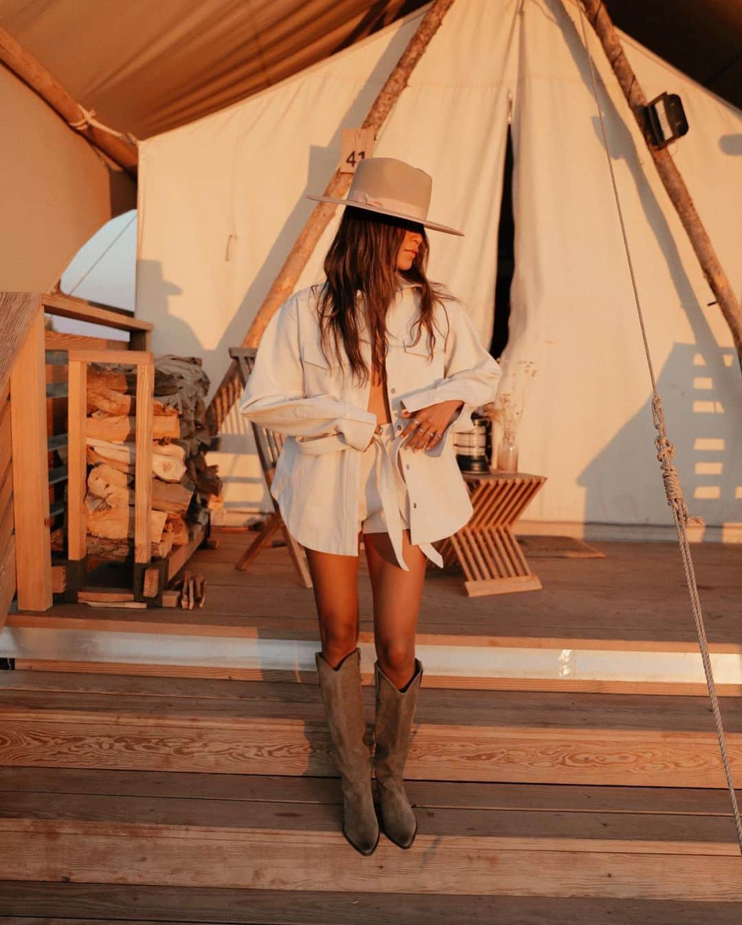 ジュリー・サリニャーナのインスタグラム：「In my element! ✨⛺️ ps so many questions about these boots, they’re @isabelmarant」