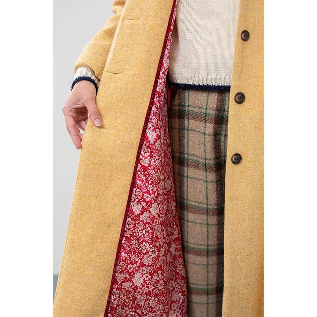 キャベジズ&ローゼズさんのインスタグラム写真 - (キャベジズ&ローゼズInstagram)「For wild walks and winter days. The Iris coat in yellow British wool with recycled lining and velvet details. Pair with a Joliff sweater and Grania trousers (trousers arriving soon) @christina_strutt @scottlongjphoto @just_belle #lockdownlayers #britishwool #slowfashion #britishfashion #shoplocal #shoplocally #layers #buybetterbuyless #ootd #cabbagesandroses #cabbagesandrosesfashion」11月4日 3時11分 - cabbages_and_roses