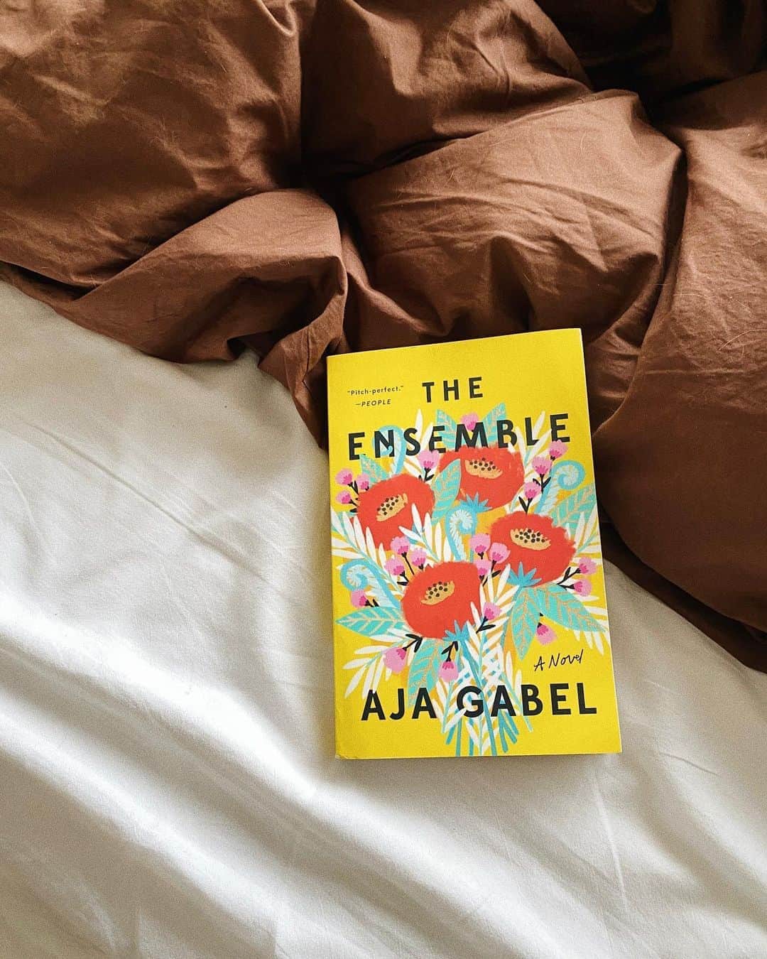 Estée Lalondeのインスタグラム：「Currently reading 📖🤎 *gifts」