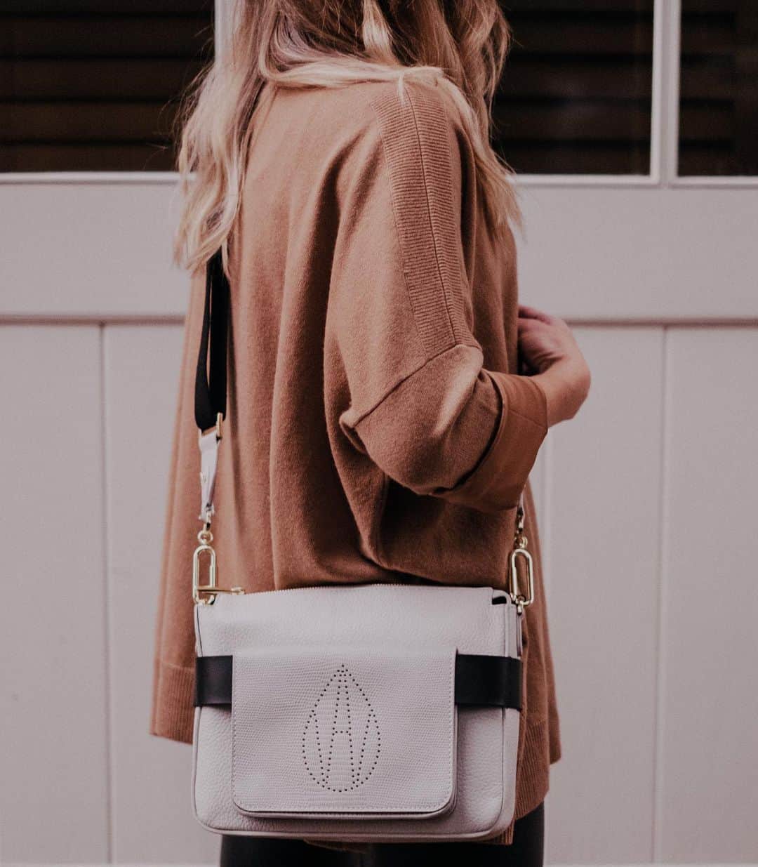 アマンダ ウェイクリーのインスタグラム：「Here at Amanda Wakeley we love nothing more than versatility… it really is part of the brand DNA… so let me introduce The Thurman Bag… or Bags…   It’s a generous Cross Body – zip top with an external pocket and an adjustable webbing strap should you prefer to wear yours as a Shoulder Bag…   But here’s where the fun starts… unsnap the pocket… a Mini Clutch and unclip the webbing strap and you have a roomy Clutch… has anyone else found themselves reaching for day clutches again?… this one will even fit an iPad…   Attach the strap to the Mini Bag for a Mini Cross Body…   Or slide it onto a belt of your choice for the perfect Belt Bag… (there is a crafty belt keeper on the back)   Forget twofers… this is a fifther… actually, I forgot to mention, you could use the adjustable cross body strap on one of your other bags should you wish… now that’s what I call versatility… and did I mention Value?...This bag is crafted in gorgeous grain leather (the mini bag is in a textural contrast), bonded with a suede lining, hand painted lap seam construction and beautiful bespoke hardware …the devil really is in the detail… Ax」
