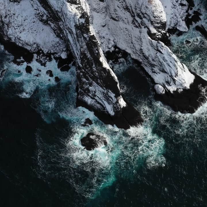 クリス・バーカードのインスタグラム：「田舎 - INAKA , a short film about exploring rural Hokkaido in hopes of finding more than just fresh powder ... but a sense of place, community & connection amidst a booming snow economy.  This film goes live Thursday 7PM PT & FRIDAY 10AM on @billabong ‘a YouTube.  ~Link in my bio~  @wolfgangnyvelt @instagarry @bodemerrill @iwanairesort @ellithor」