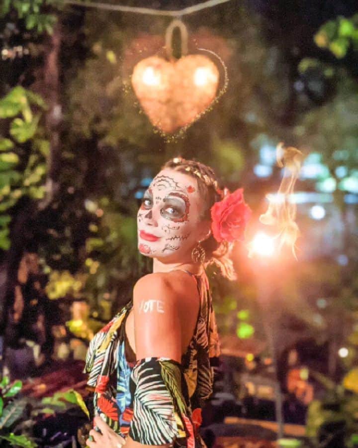 アリサ・ラモスのインスタグラム：「Last night for Dia de los Muertos, I know that if my deceased family and friends crossed over, they'd be damm proud of how adamant and vocal I have been about v0ting! (Spelled wrong bc IG is blocking all posts about it) 💪🏽🇺🇲☮️♻️ . Yours would be proud of you too! And I DEFINITELY am proud of everyone who did it early, or from abroad, or are standing in the long lines to do it today! YOUR V0TE MATTERS!! And don't you dare think otherwise!  . Especially if you care about the future of our planet and well being of others, not to mention, especially if you pay taxes!!! . I've lost a lot of followers because I refused to stand down and stop voicing my p0litical opinions. People have straight up told me to "stick to travel" or that "they only follow me for travel content so stop posting about this". Well TRAVEL IS P0LITICAL!!!  . The results will determine if we are able to travel to certain countries like Cuba and Iran! Not to mention the ecological well being of the planet!  . So PLEASE if you haven't already v0ted, GO TODAY!!! . Please comment below HOW you voted (📬📠🚶‍♀️🚶) or just a ✅🥂 that you did! Or basically anything to support me posting these things since this post is prob going to get hidden anyway! . Also anyone who shares their I V0ted sticker on Stories, or you waiting in line today, if you tag me, I will repost it!! . Last!! For those waiting in long lines, or those worried about your financial future after all of this, I am offering the recorded version of my Be Your Own Boss Masterclass for only $50 today only! You can watch all 5 Sessions in the 5 hours it'll prob take to wait in line...might as well be productive! DM me if interested! . Thank you!!!!!」