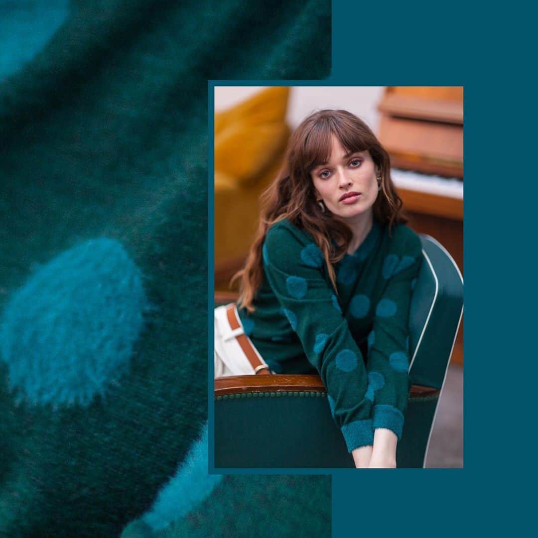 ベンシモンのインスタグラム：「Alors, vous avez fait quoi aujourd’hui ? 🤗  Ici nous avons :  👉🏼 tenté de rassembler des photos de nos bureaux-maison (sans succès car les filles n’ont visiblement pas bien rangé leurs apparts🙄😉),  👉🏼 travaillé sur de belles surprises pour s’occuper ensemble,  👉🏼 chillé (un tout petit peu) devant Netflix dans notre nouveau pull Ermine  Et surtout,  👉🏼 nous avons cherché la MEILLEURE recette de mouna pour faire plaisir à Serge et gagner des tennis (oui oui du coup même moi je vais jouer).   On a aussi pensé à lancer le hashtag #bensimonlamouna parce qu’on trouvait ça trop mignon (et que c’est le mot de passe de mon ordi) vous en pensez quoi ? 🍞💛  On vous donne rendez-vous en story ! 🤗  #bensimon #mode #tennis #fashion #confinement #lamouna #bensimonlamouna」