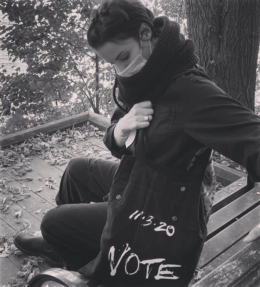 ジェイミー・アレクサンダーのインスタグラム：「#VOTE 🗳 Together we can make a difference. We can bring forth change. Your voice matters. Your vote matters. Let’s do this!! 👊🏻 #bidenharris2020 #compassion #voteforchange #everyvotecounts」