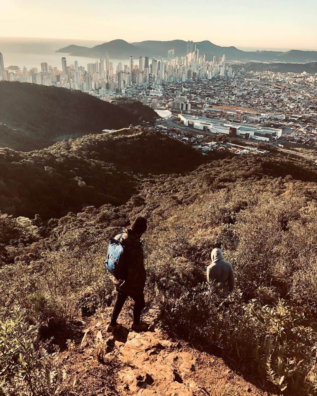 マーロン・テシェイラのインスタグラム：「—- Ma Babylon BAGUS 🙌🙏🙌 Hoo lugazinho especial. 🍀❤️💫 #BalnearioCamboriu —- 📸 de mi hemarnito @agustinmica ✌🏽💥🤙🏽🎩...Peace&Light...♻️ —- #BC #CidadeMaravilhosa #HomeSweetHome #GoodVibesOnly」