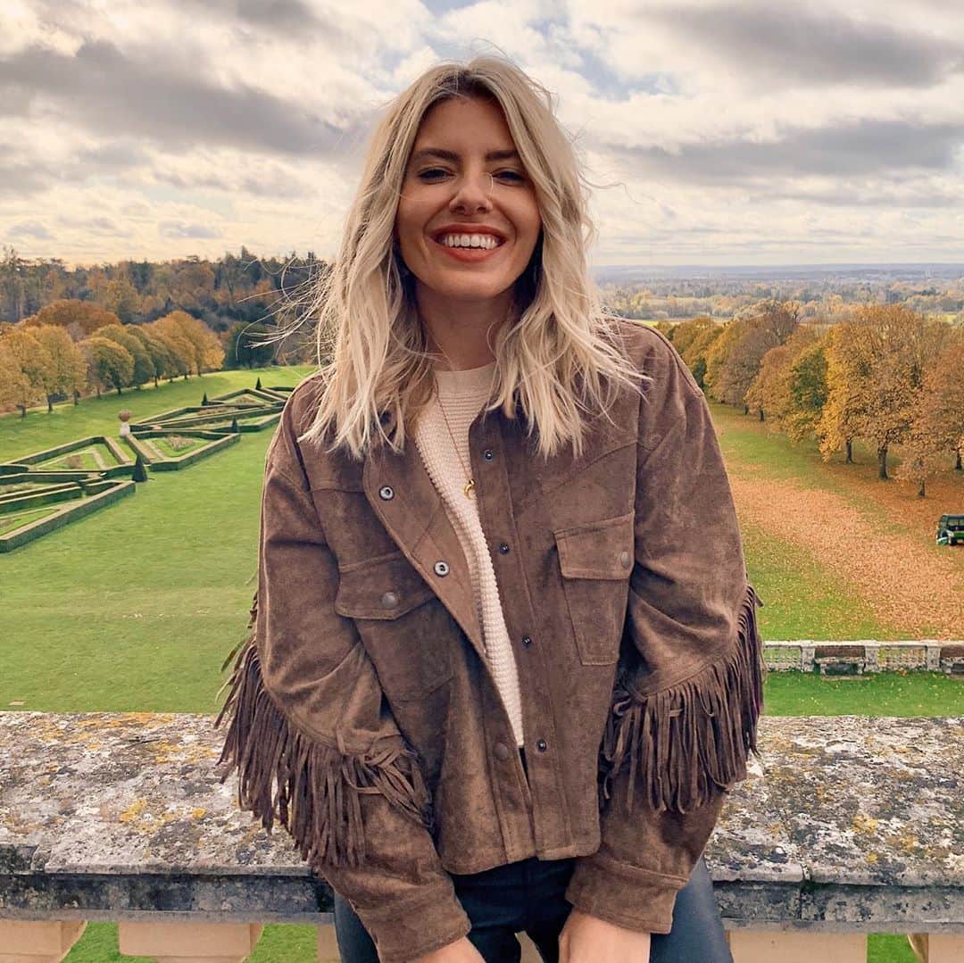 Mollie Kingさんのインスタグラム写真 - (Mollie KingInstagram)「What a lovely place Cliveden House is! Amazing walks which @alfiethetoy also loved, a beautiful hotel and so much history to take in. Feeling so grateful to get a couple of days away in such gorgeous surroundings 💛 @clivedenhouse #autumnwalks #toypoodle #clivedenhouse #gifted」11月4日 3時56分 - mollieking