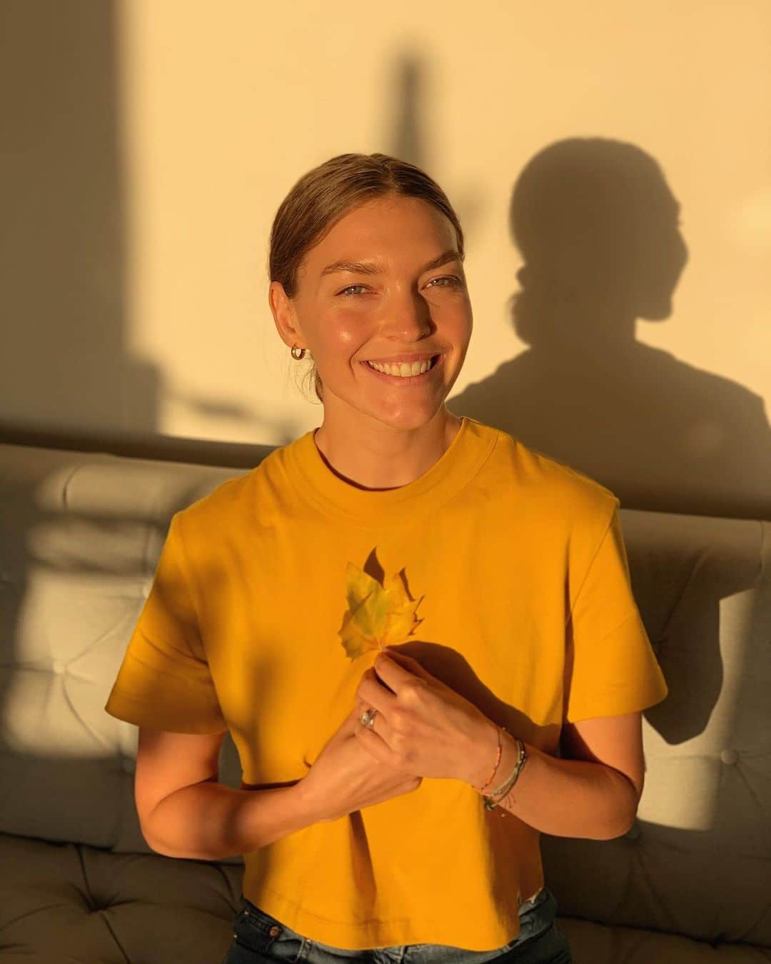 アリゾナ・ミューズのインスタグラム：「Autumn colours 🍂 Cy brought a little nature home for each of us 🍁🍁🍁」