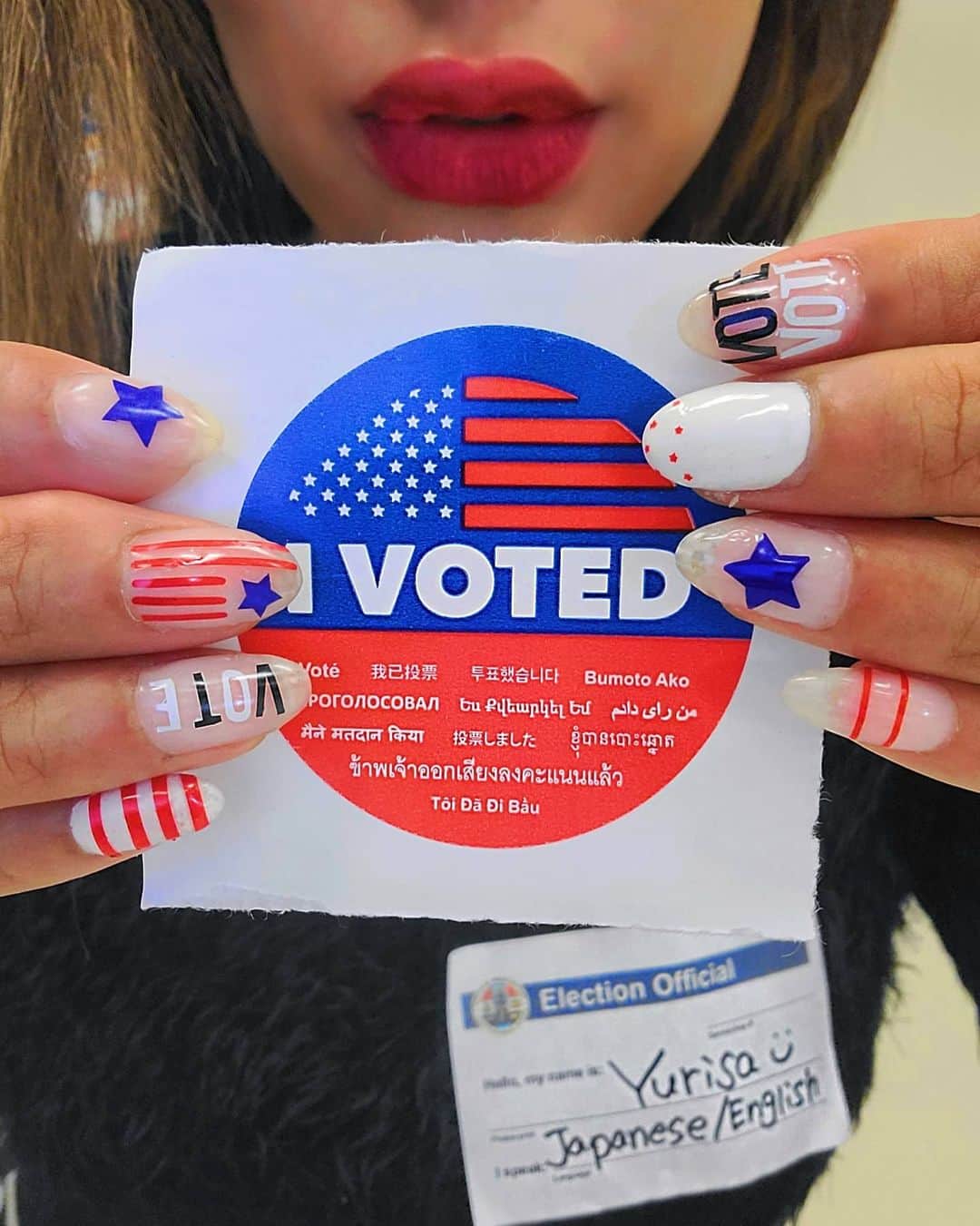 ユリサのインスタグラム：「I voted🌟  Please, please, please take the time to vote.  EVERY VOTE counts❤💙  And this year I got to volunteer!! I am glad and proud to have been able to work together with all of you guys!💋  選挙のボランティアはとてもとても良い経験で、興味を持つ最高のきっかけになったし、誰かの助けになったり、ありがとうって言われるのはとっても気持ちが良い🌼  ボランティアするのにもちゃんとトレーニングがあって、試験があって、こんなに大変なんだっていうのも分かったし、沢山の人に支えられて成り立ってて、これからは選挙だけじゃなく、どんなボランティアの方を見ても、更にありがとうって思うだろうなぁ🌿  今日が本選挙！ 誰が勝っても負けても、荒れるのは間違いないけど。。大事な選挙に関われたことを誇りに思います🌟  #vote2020  #volunteer #volunteering  #pollworker」