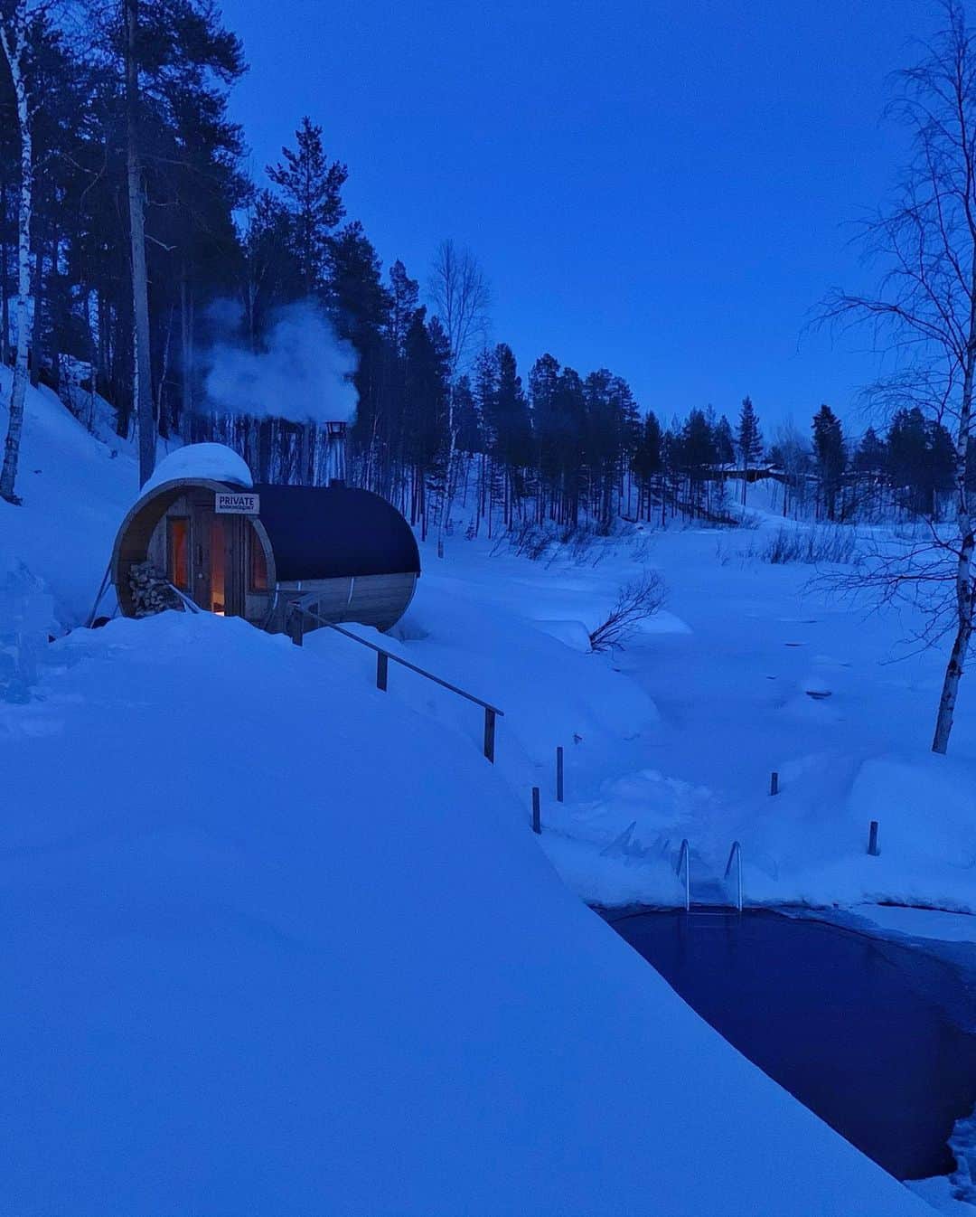 ラウラ・レピストさんのインスタグラム写真 - (ラウラ・レピストInstagram)「Aika kova kaipuu jo Lappiin lumiseen luontoon!💙❄️// Yhteistyössä @auroravillage_ivalo sydämellisten yrittäjien Suvin ja Juhan kanssa. . Me tässä mietitään talvireissu(j)a Lappiin. Lumista luontoa, hiihtoa, avantouintia, ehkä etätöitä tai jopa vähän lomaakin. Lähtisitkö säkin myös? Tuetaan omien mahdollisuuksiemme mukaan yhdessä suomalaisia yrittäjiä, jotka kipuilevat kun turistit eivät pääse normaaliin tapaan tänne.😔 . Aurora Village on aaivan ihastuttava paikka, jossa on nyt vielä tämän vuoden loppuun saakka ihan mielettömän hyvä tarjous:  1 yö - 190€ yöpyminen kahdelle 3 yötä - 570€ yöpyminen kahdelle 31.12.2020 saakka. Majoitus sisältää aamiaisen ja päivällisen. . Meiltä @tommihuovinen kanssa niin lämmin suositus! Sydämellinen tunnelma ja vastaanotto, ihanat yksityiset lasikattomökit, paljon tekemistä luonnossa, tosi laadukas paikallista ruokaa tarjoileva ravintola, ja esim. mielettömille Saariselän hiihtoladuille hurauttaa puolessa tunnissa jos haluaa yhdistää reissun vaikka siihen. Mun profiilin highlightseista näet lisää miltä upeassa Ivalossa oikein näyttää😍💙❄️ . Majoitus saatu yhteistyössä. #auroravillage #tarjous #kampanja #lappi #lapland #finnishlapland #revontulet #northernlights #auroraborealis #reindeer #snow #winter #nature #skiing #visitfinland #ourfinland #visitlapland #visitfinnishlapland」11月4日 4時12分 - lauralepisto
