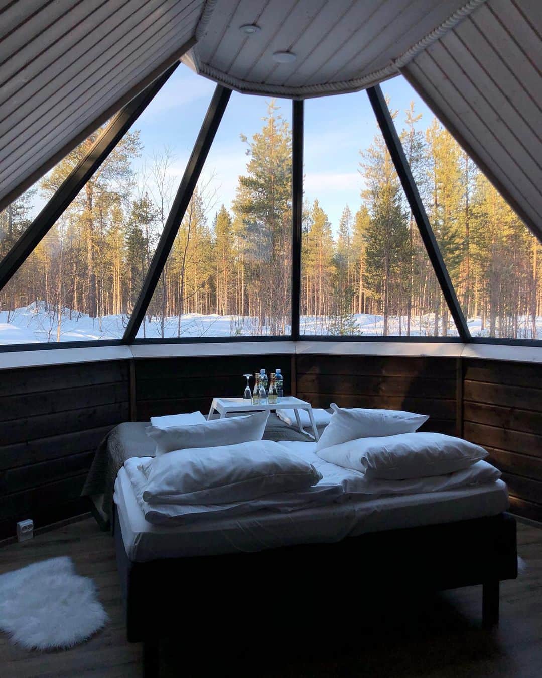 ラウラ・レピストさんのインスタグラム写真 - (ラウラ・レピストInstagram)「Aika kova kaipuu jo Lappiin lumiseen luontoon!💙❄️// Yhteistyössä @auroravillage_ivalo sydämellisten yrittäjien Suvin ja Juhan kanssa. . Me tässä mietitään talvireissu(j)a Lappiin. Lumista luontoa, hiihtoa, avantouintia, ehkä etätöitä tai jopa vähän lomaakin. Lähtisitkö säkin myös? Tuetaan omien mahdollisuuksiemme mukaan yhdessä suomalaisia yrittäjiä, jotka kipuilevat kun turistit eivät pääse normaaliin tapaan tänne.😔 . Aurora Village on aaivan ihastuttava paikka, jossa on nyt vielä tämän vuoden loppuun saakka ihan mielettömän hyvä tarjous:  1 yö - 190€ yöpyminen kahdelle 3 yötä - 570€ yöpyminen kahdelle 31.12.2020 saakka. Majoitus sisältää aamiaisen ja päivällisen. . Meiltä @tommihuovinen kanssa niin lämmin suositus! Sydämellinen tunnelma ja vastaanotto, ihanat yksityiset lasikattomökit, paljon tekemistä luonnossa, tosi laadukas paikallista ruokaa tarjoileva ravintola, ja esim. mielettömille Saariselän hiihtoladuille hurauttaa puolessa tunnissa jos haluaa yhdistää reissun vaikka siihen. Mun profiilin highlightseista näet lisää miltä upeassa Ivalossa oikein näyttää😍💙❄️ . Majoitus saatu yhteistyössä. #auroravillage #tarjous #kampanja #lappi #lapland #finnishlapland #revontulet #northernlights #auroraborealis #reindeer #snow #winter #nature #skiing #visitfinland #ourfinland #visitlapland #visitfinnishlapland」11月4日 4時12分 - lauralepisto