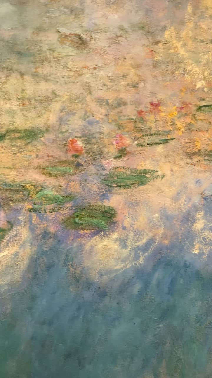 ニューヨーク近代美術館のインスタグラム：「Claude #Monet hoped his Water Lilies would offer “the refuge of peaceful meditation in the center of a flowering aquarium.”  We hope we can provide a bit of respite this #ElectionDay, especially for those who have worked so hard to ensure we can all vote. Whether you’re working at the polls, waiting in line to cast your ballot, or anxiously watching the news, take a moment to breathe deeply and quiet your mind.  Surround yourself with lilies blooming in a luminous pool of green and blue, frothed with lavender-tinged reflections of clouds. While you watch, inhale and exhale to the count of “in two three” and “out two three.”  Unwind with guided meditations, mindful drawing prompts, and more ideas for connectedness and healing through art at the link in our bio. #ArtfulPracticesforWellbeing」